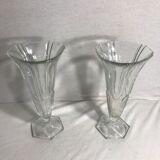 Paire de vases anciens en verre moulé