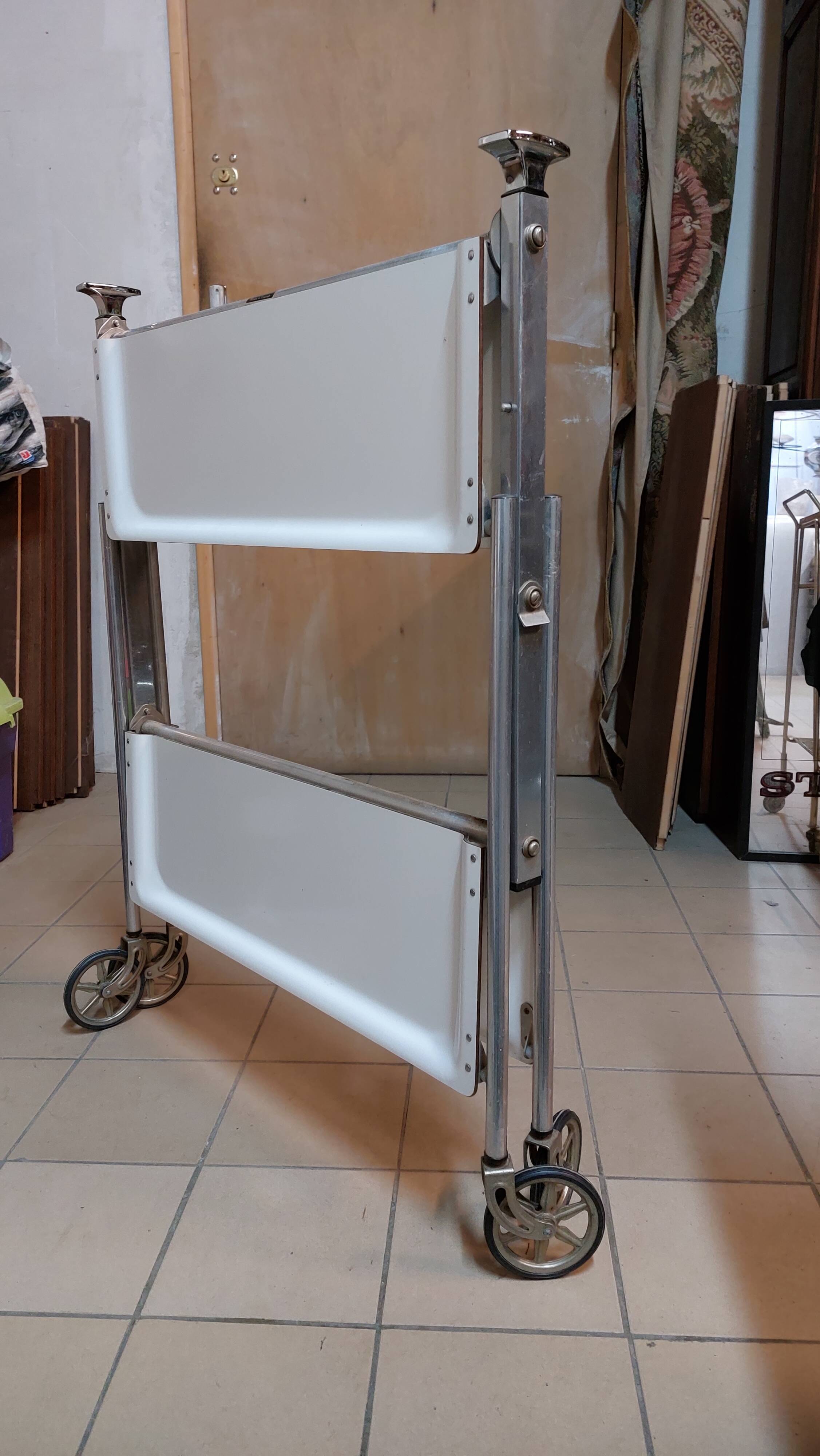 Folding tray with vintage wheels Textable in white formica