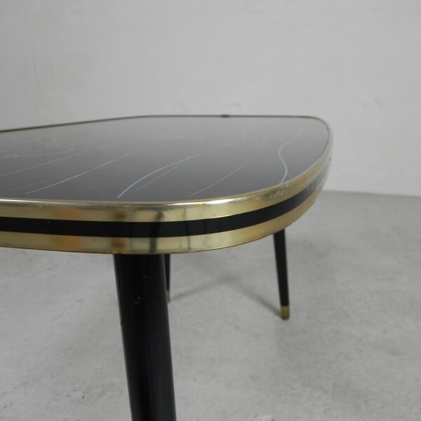 Table basse vintage avec plateau en verre et pieds angulaires