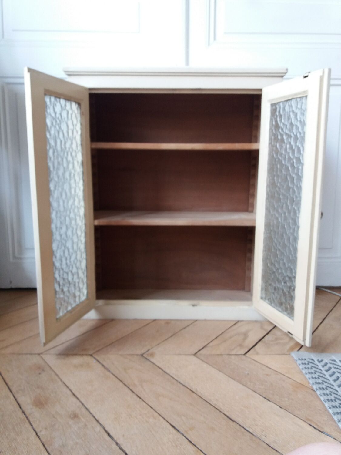 Armoire de toilette en bois avec portes en verre façonné