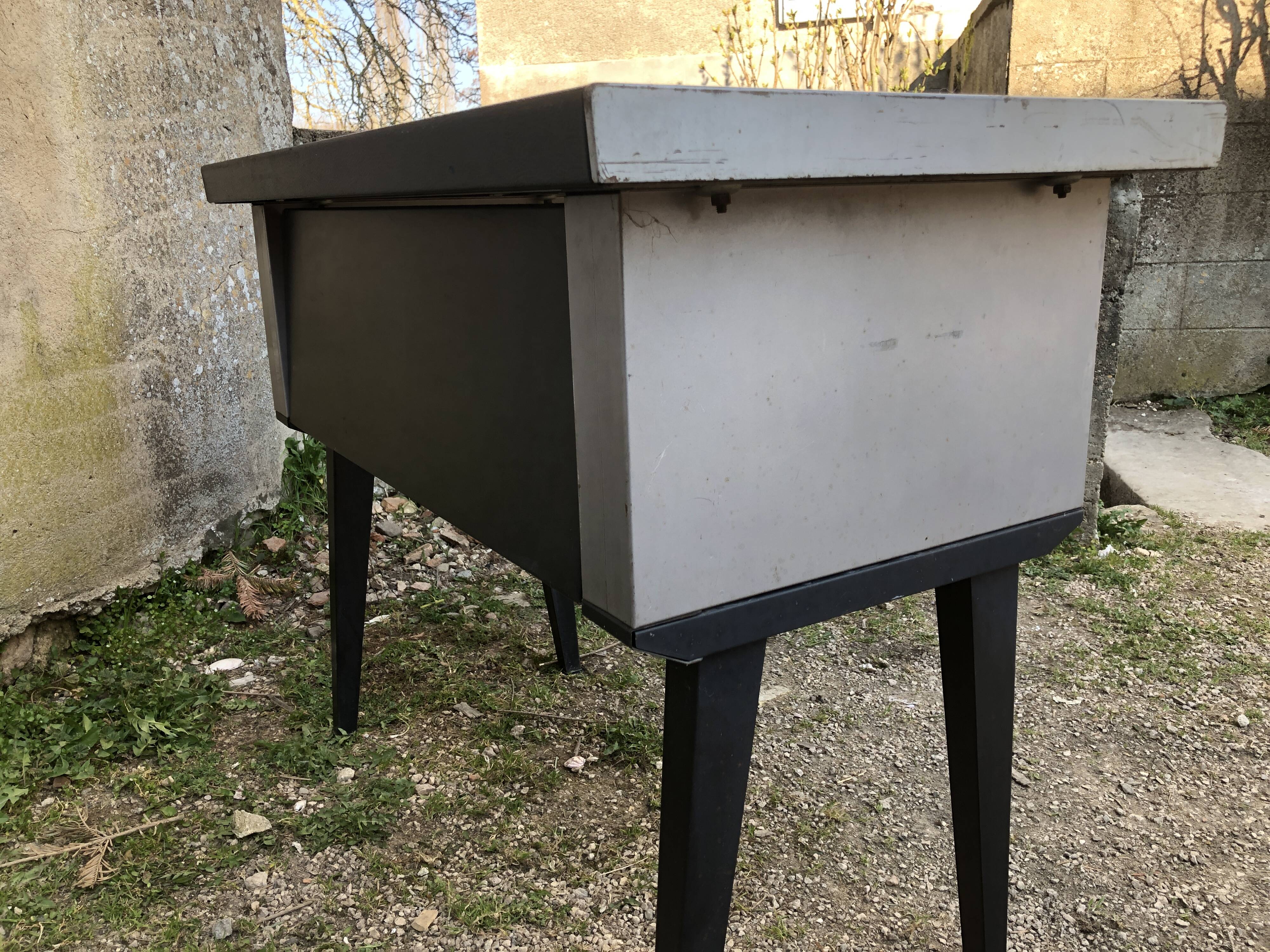 Strafor industrial desk