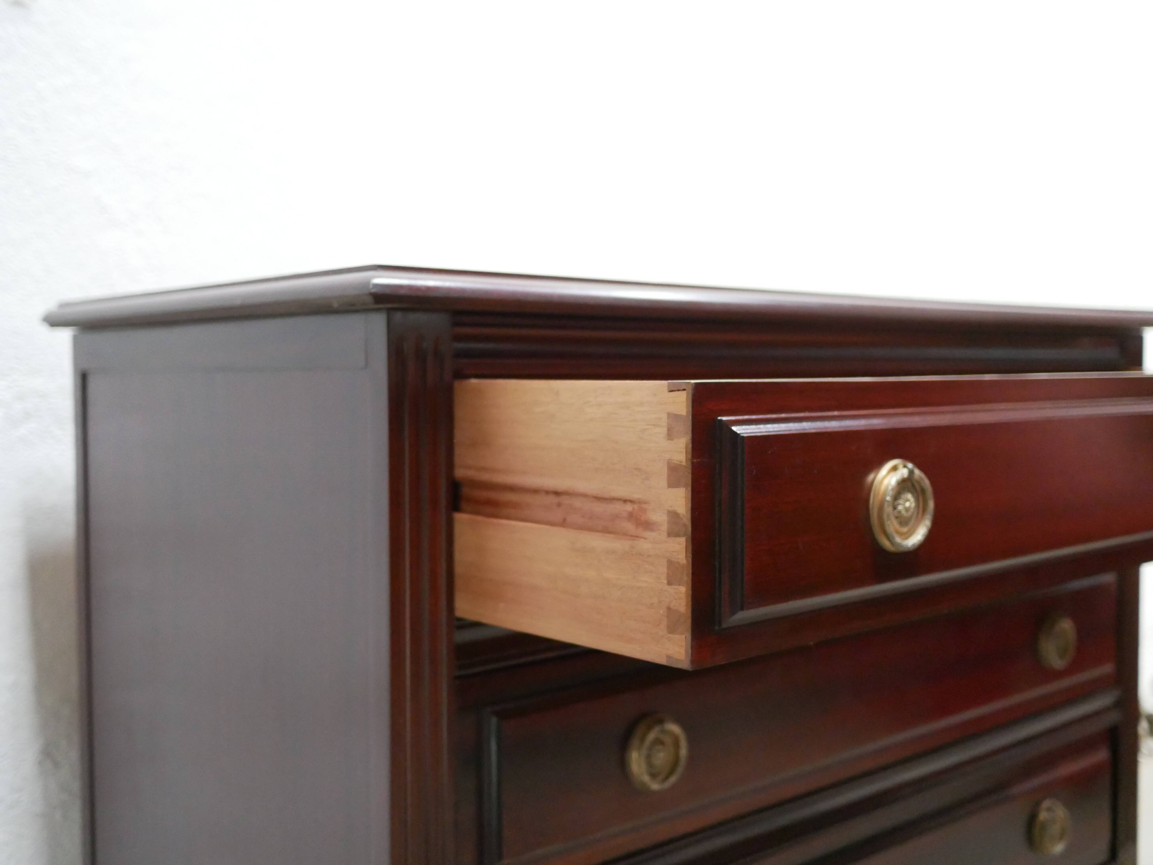 Commode ancienne en bois de style Louis XVI