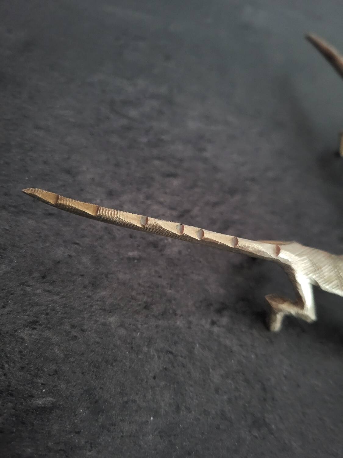 6 vintage knife rests, brass crocodiles, in excellent condition.