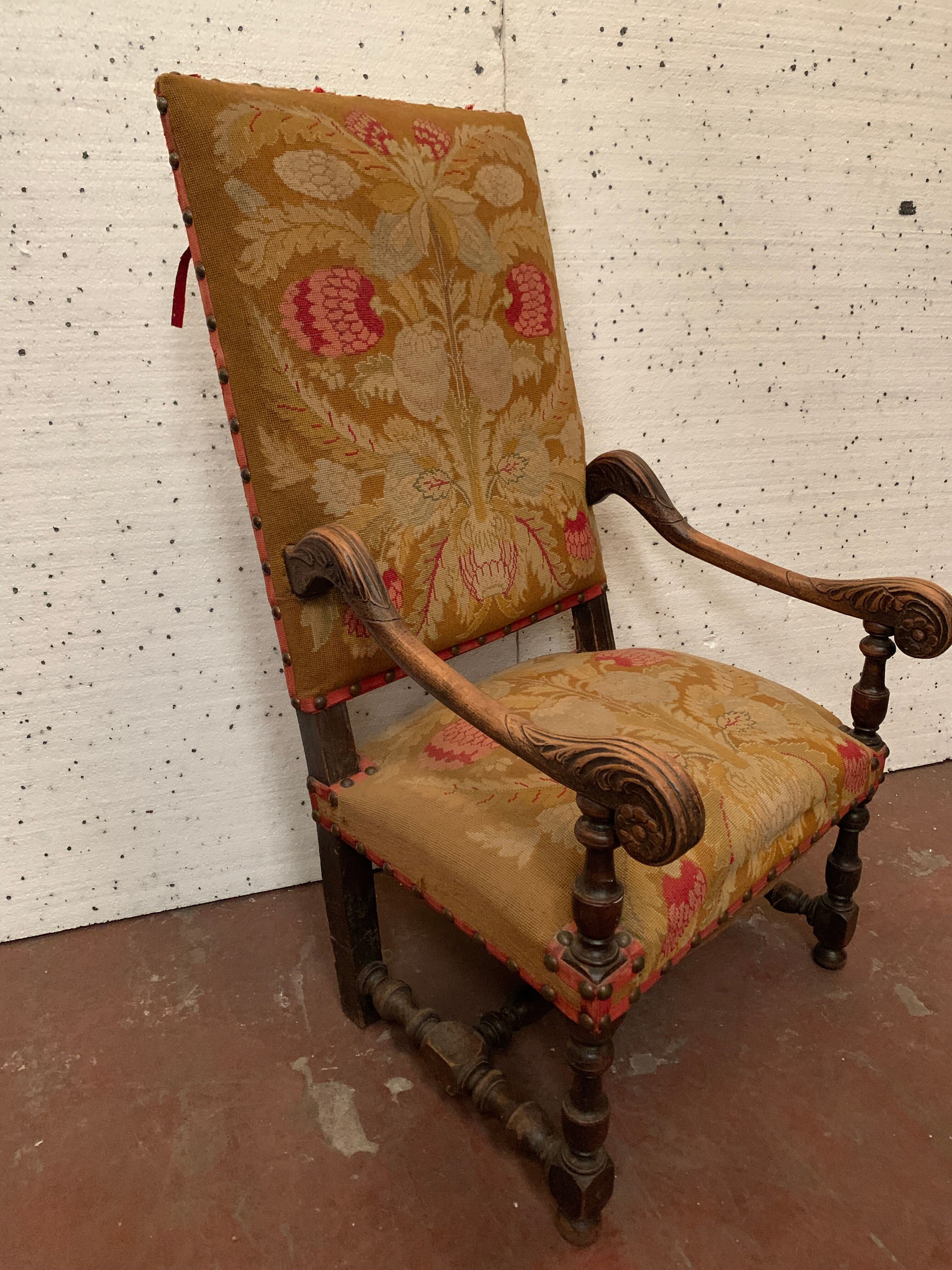 Fauteuil de style louis xiii en noyer massif xx siècle