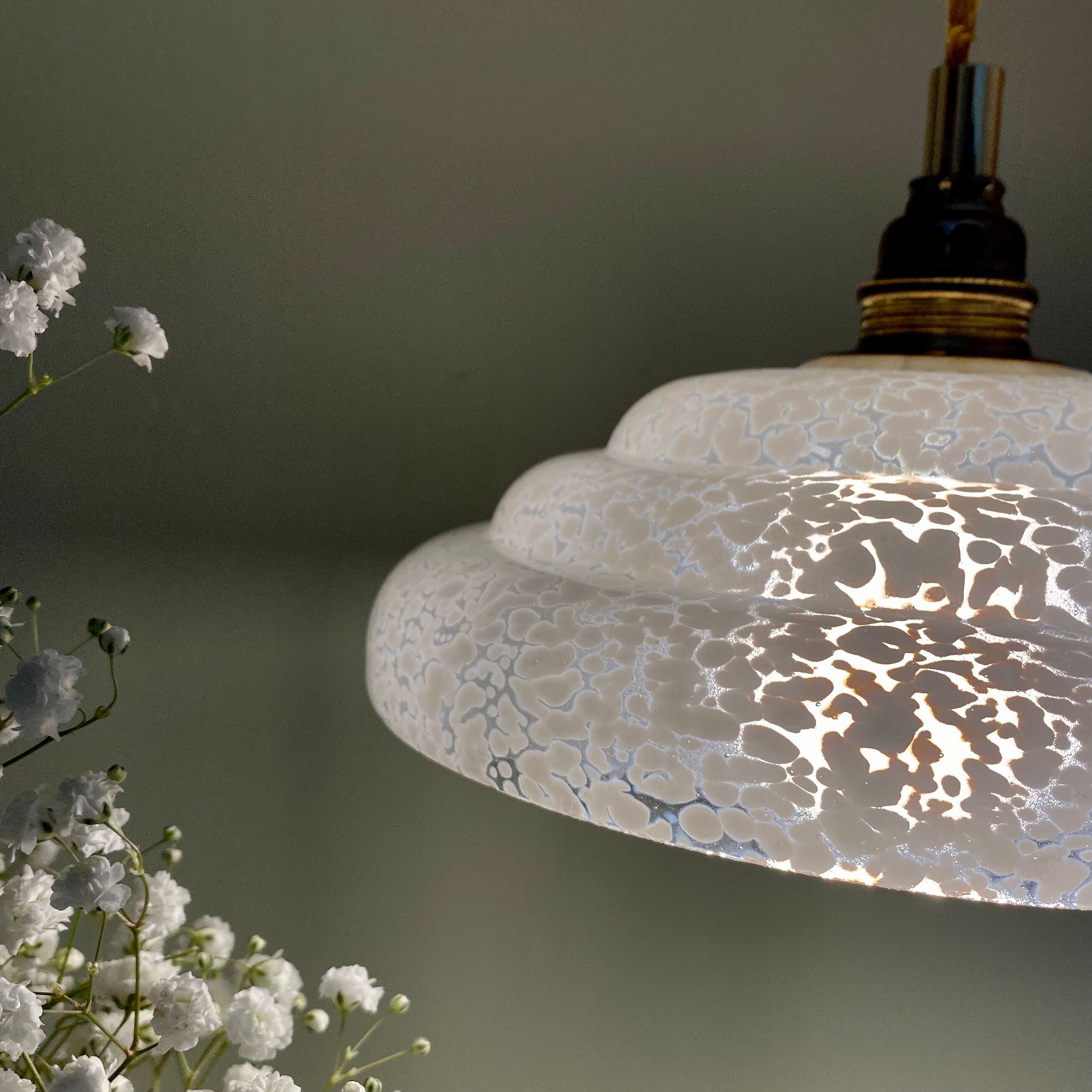 Suspension vintage lampshade in white Clichy glass