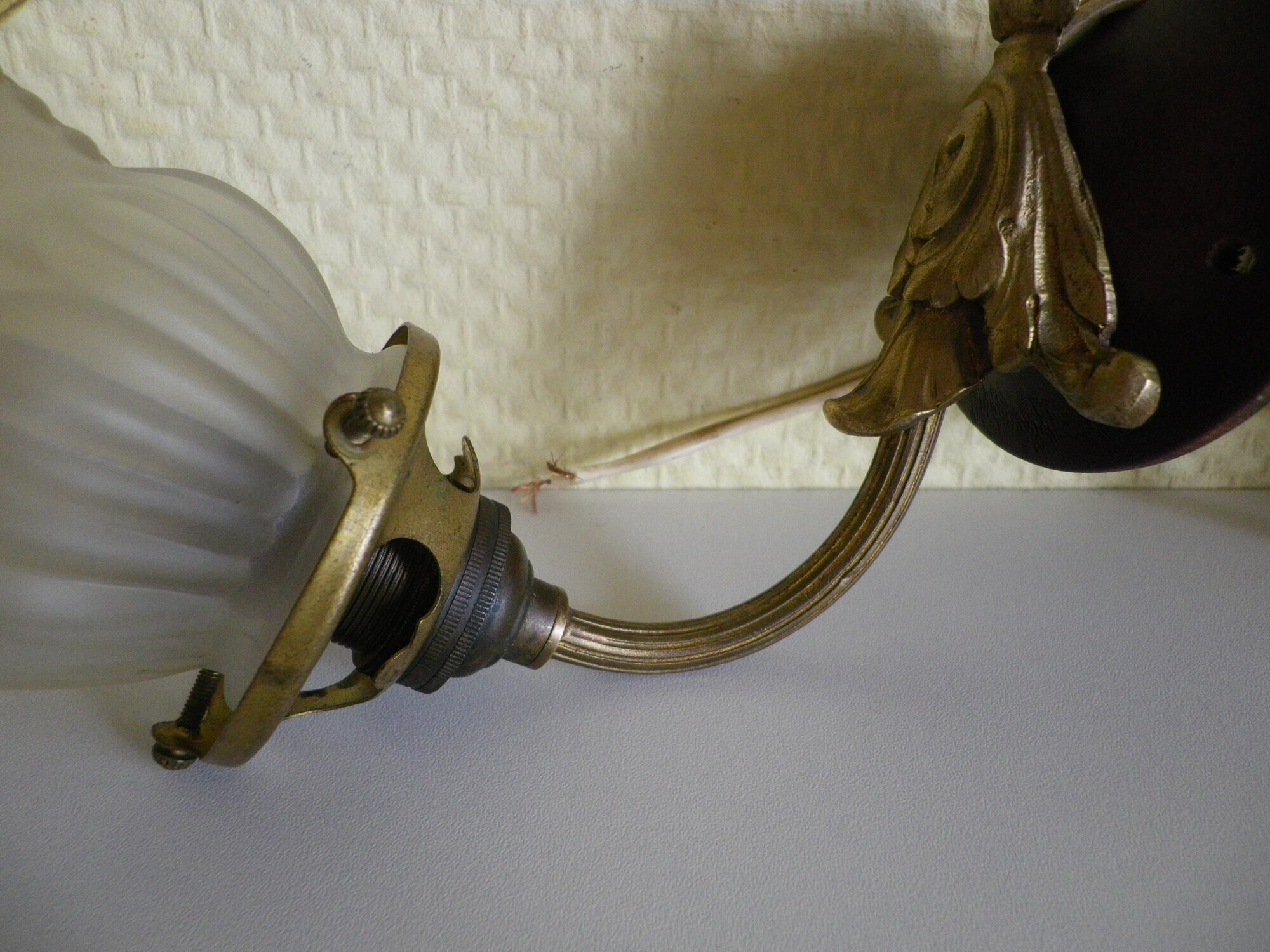 Wall lamps, opaque corolla and iridescent ochre lampshade, brass and wood support