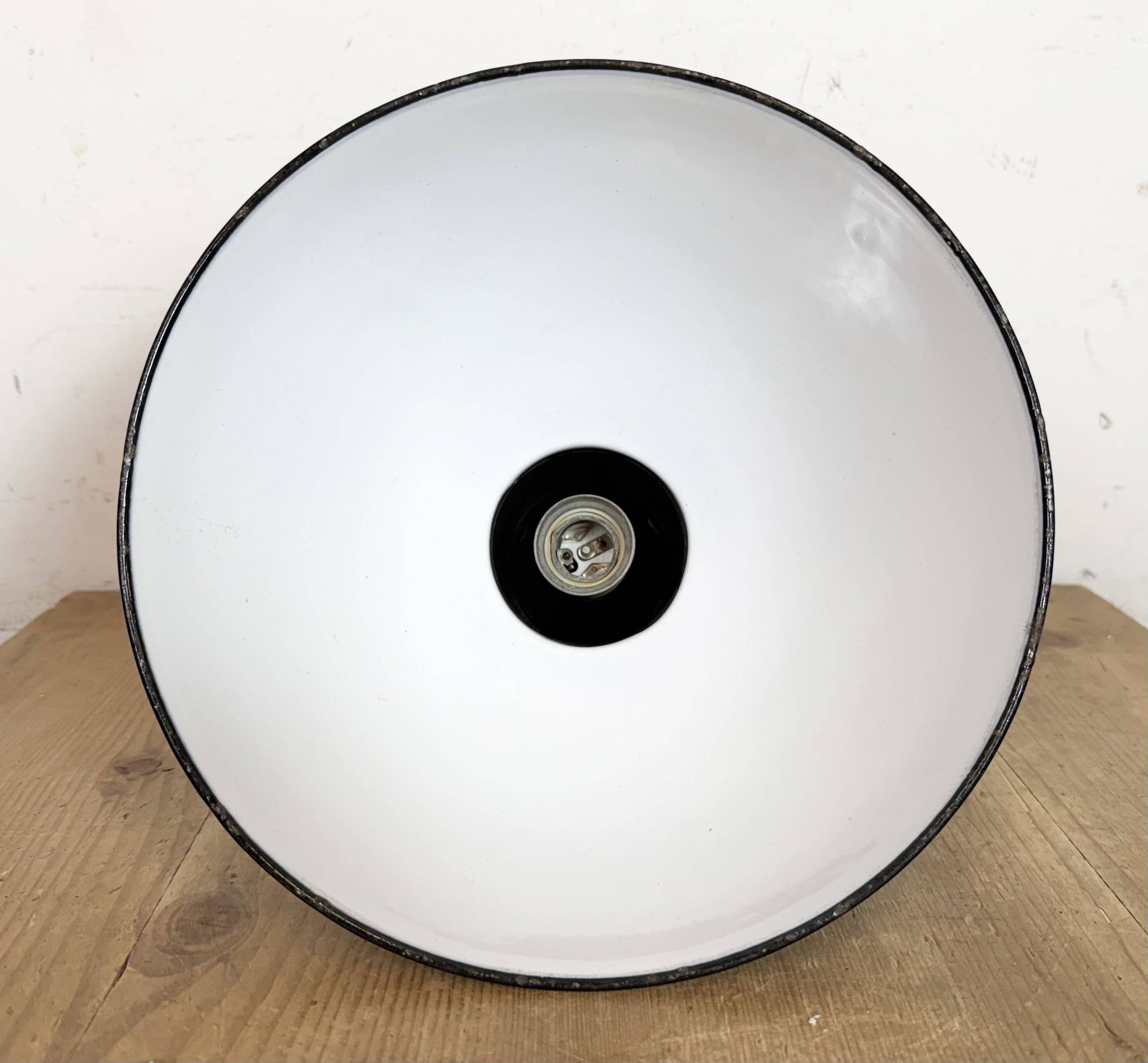 Lampe suspendue industrielle en émail noir de AEG, années 1930