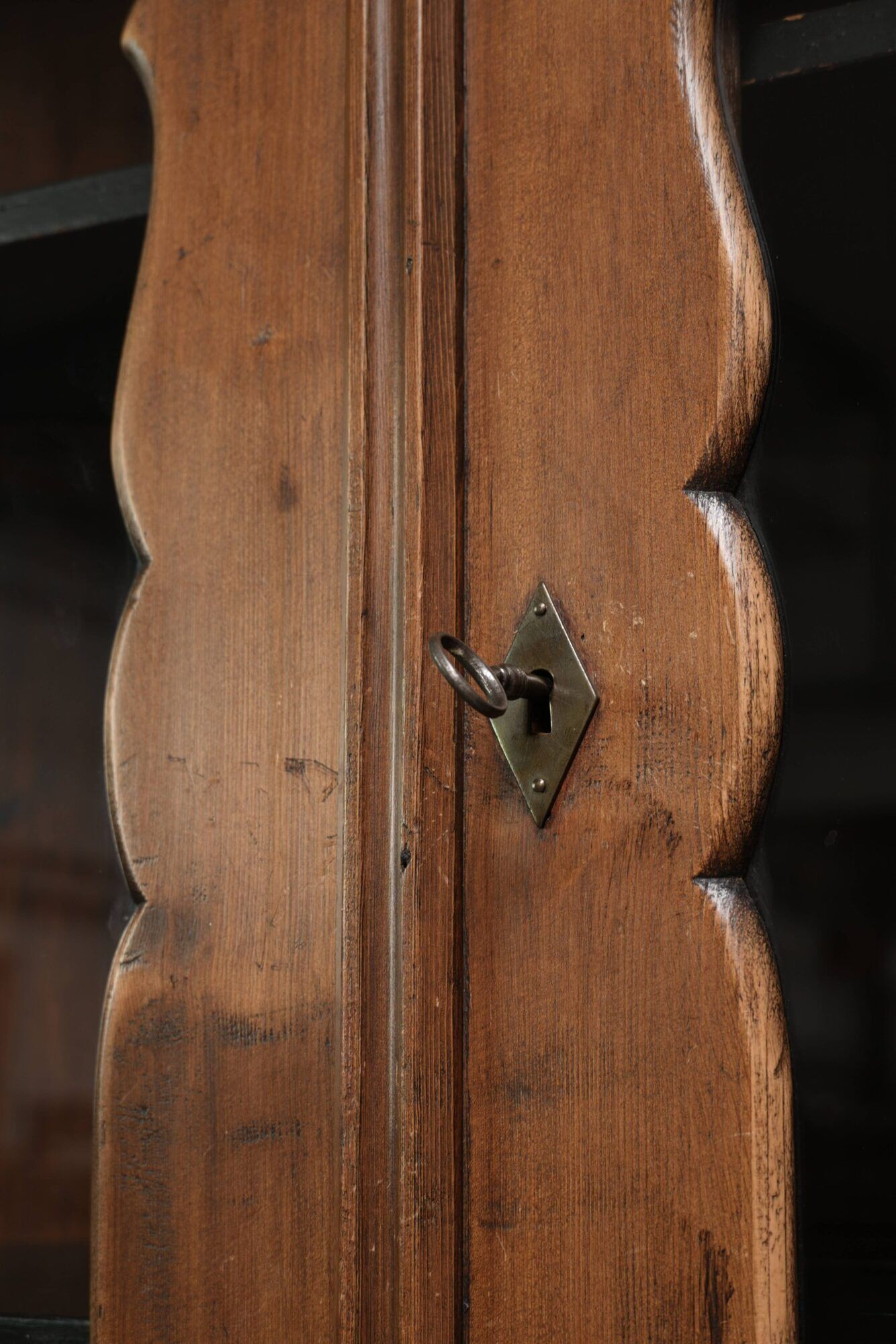 Practical old pine Dutch corner cabinet with nice details and patina