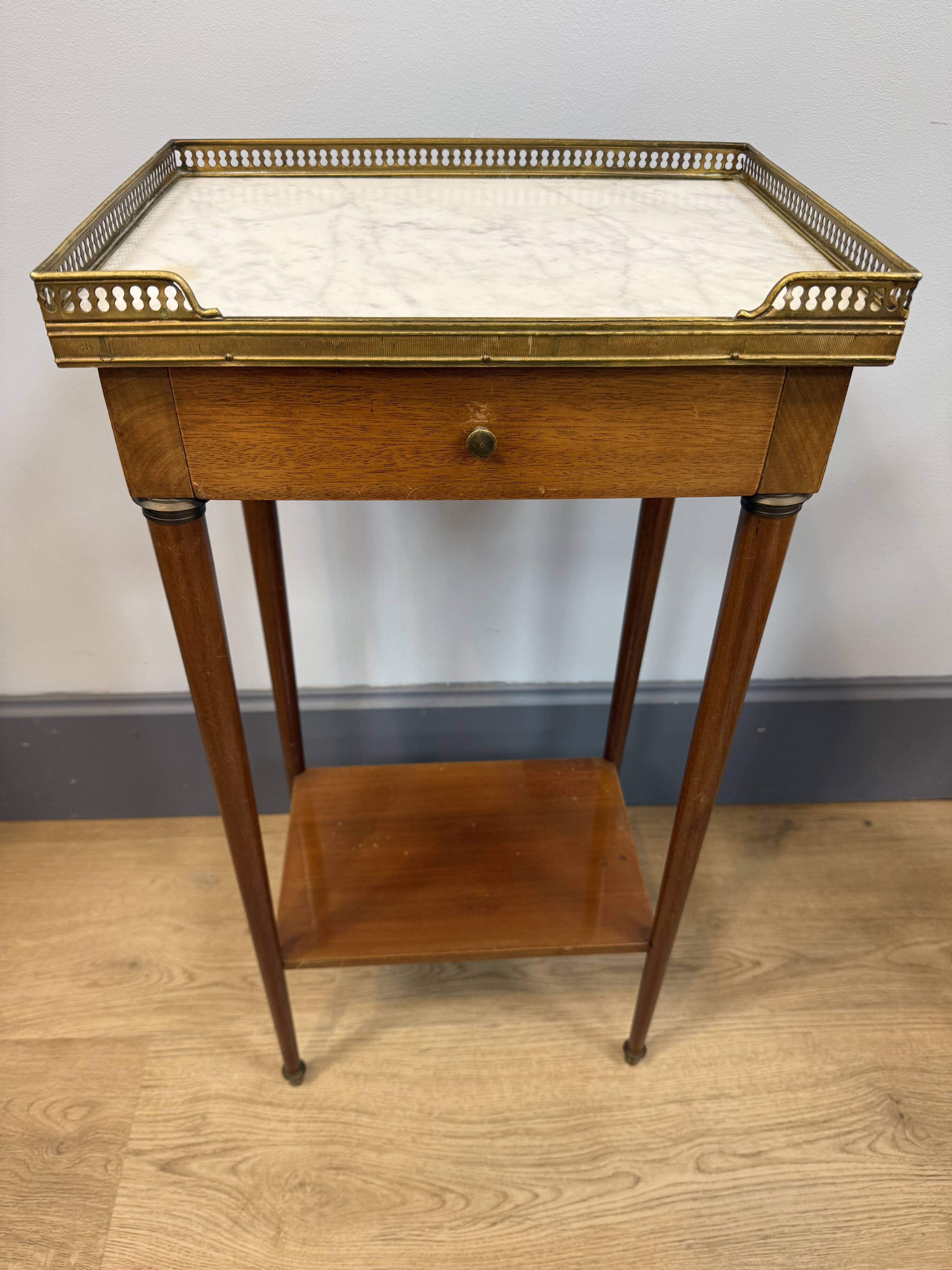 Paire de chevets style Louis XVI en acajou