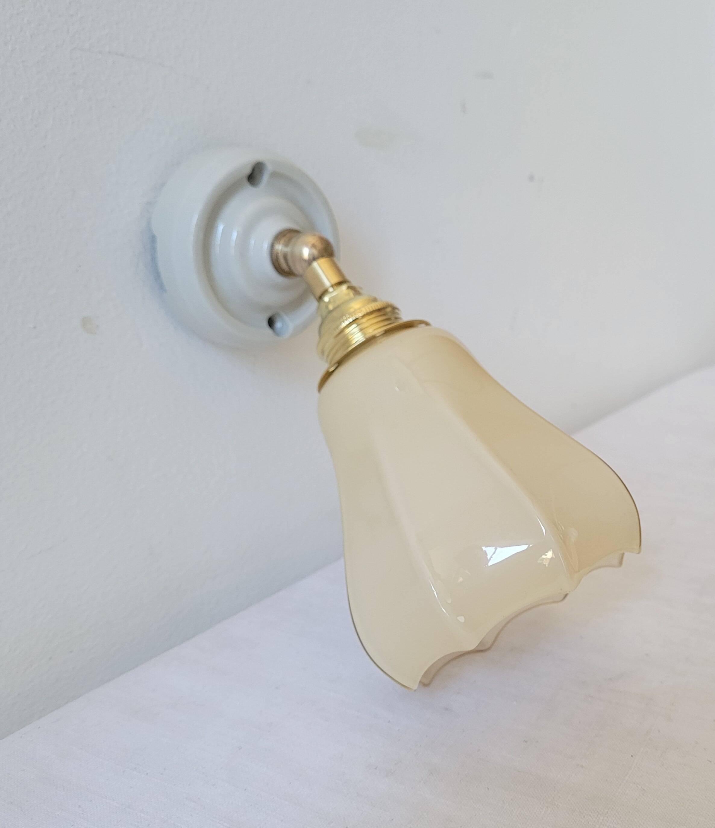 Art Deco wall lamp in porcelain and opaline