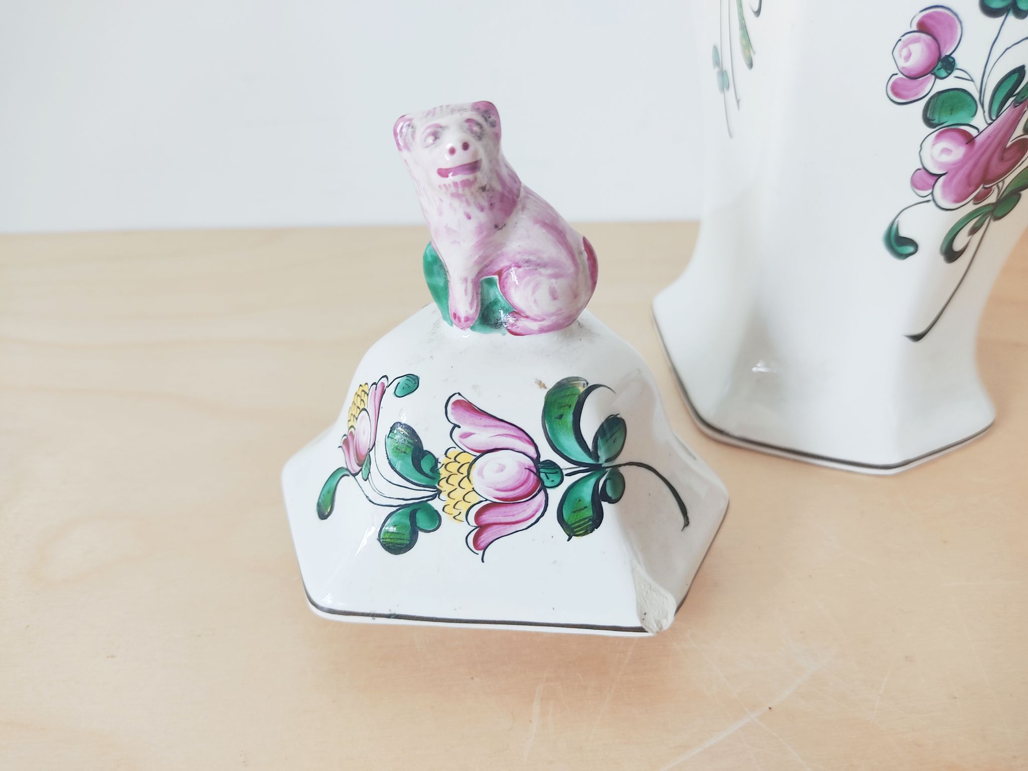Vase décor fleurs peints à la main