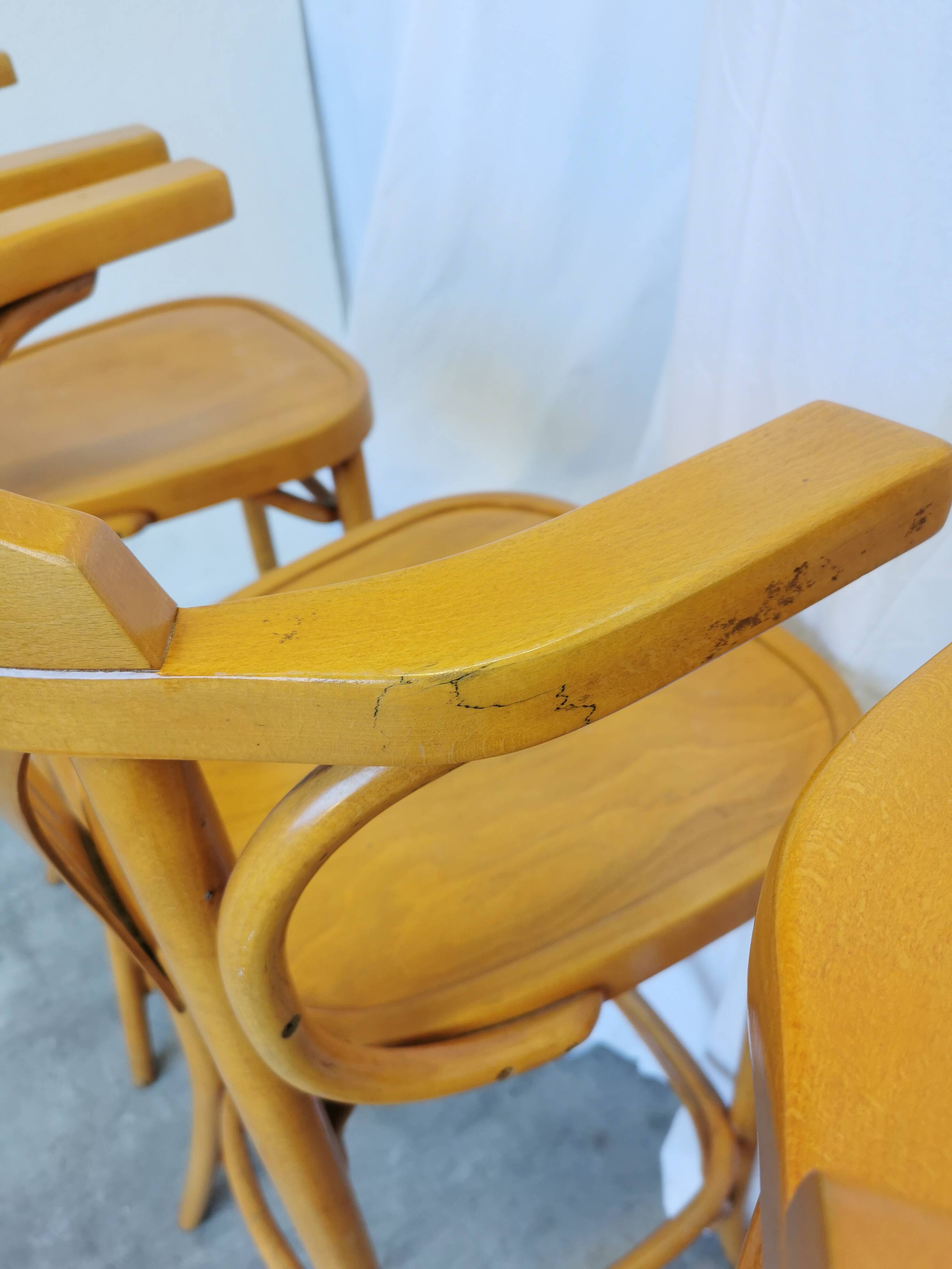 Ensemble de 4 chaises hautes de bar vintage en bois courbé avec accoudoirs / Couleur bois naturel