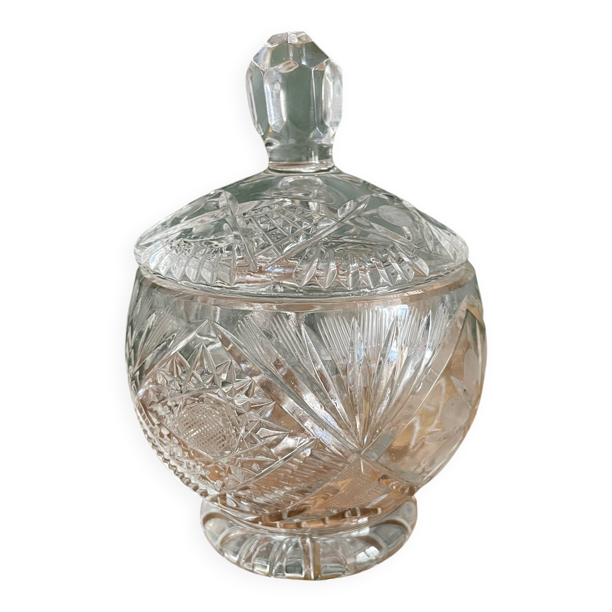 Very nice crystal sugar bowl in very good condition.