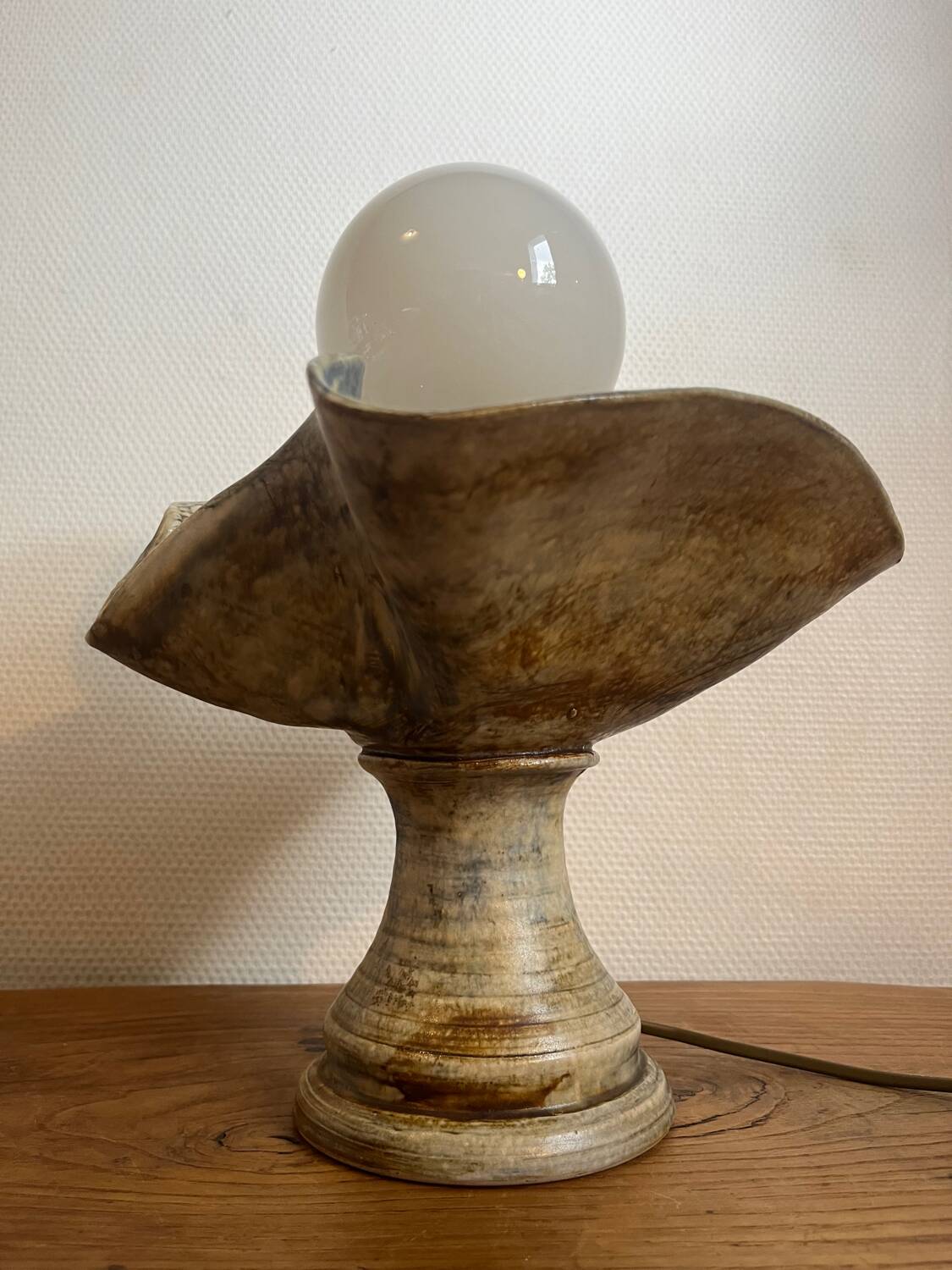 Ceramic lamp with opaline globe
