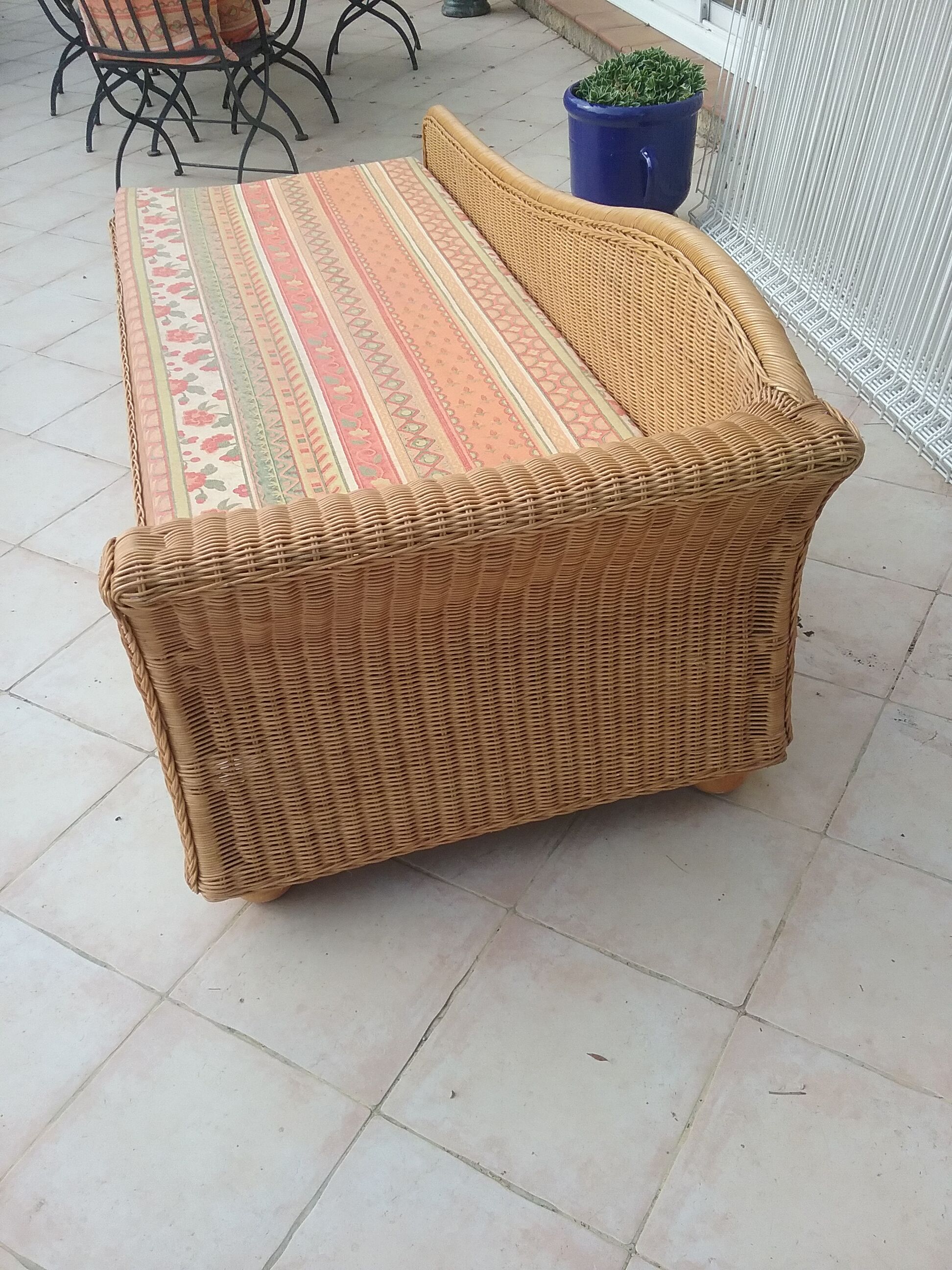 Rattan daybed