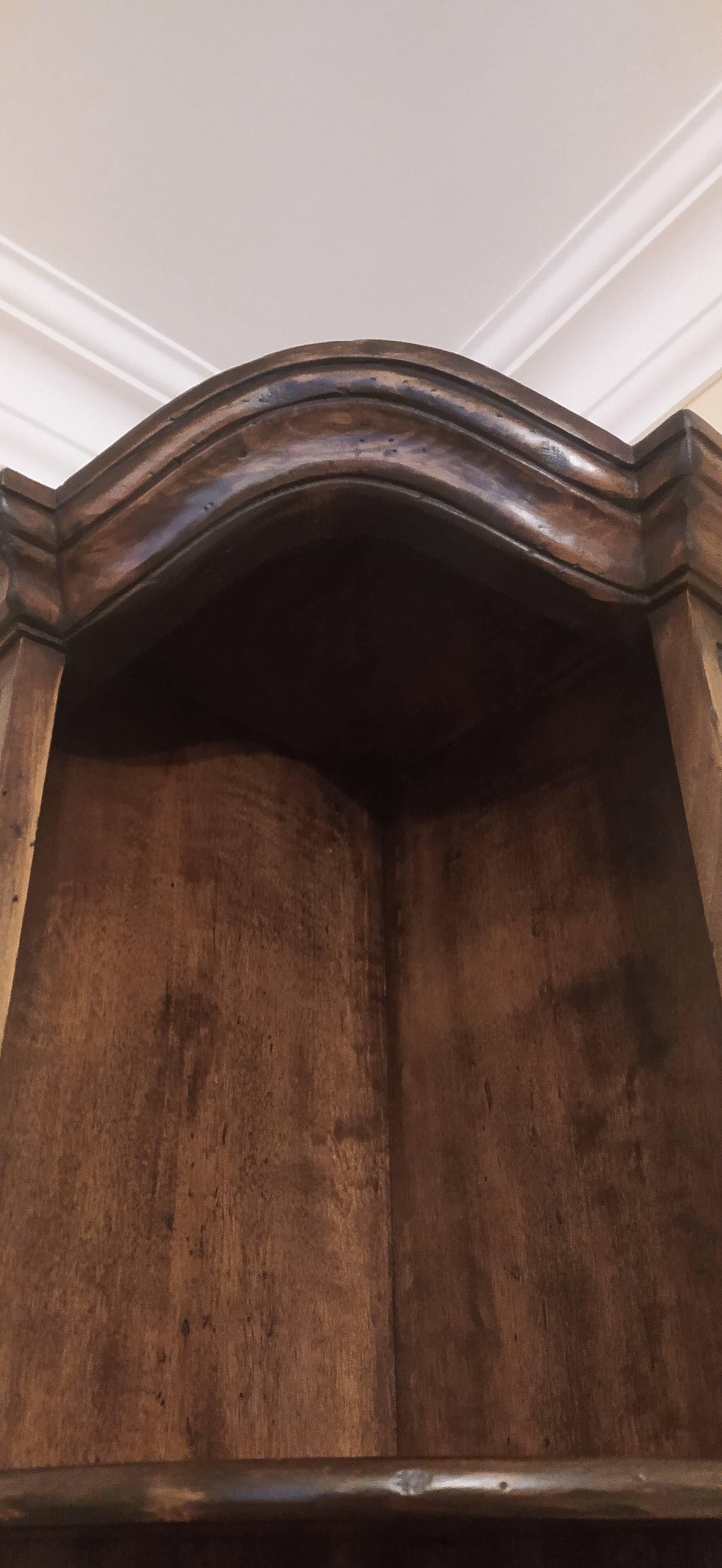 Wooden corner unit 220 cm high, 40 cm wide and 27 cm deep.