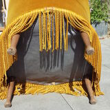 Fauteuil crapaud en velours ocre