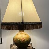 Ceramic table lamp with flower decor