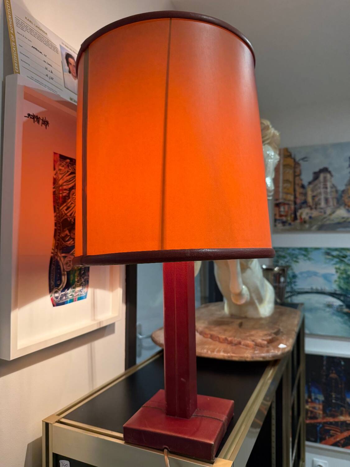 Lampe de table le tanneur en cuir bordeaux – design français – 65 cm