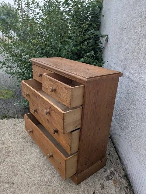 English-style chest of drawers