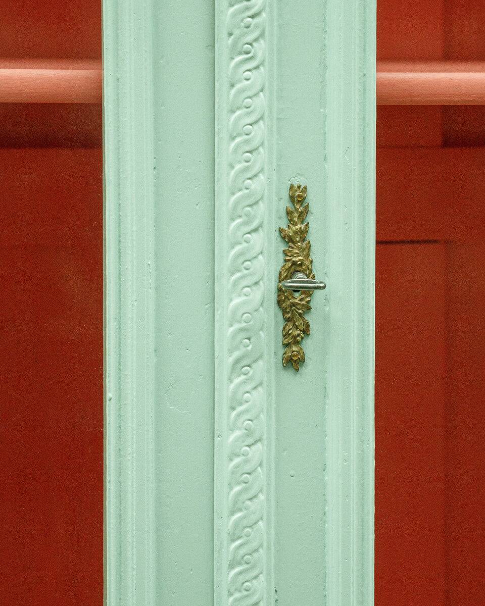 Vitrine à porte vitrée vert menthe de style Louis XVI