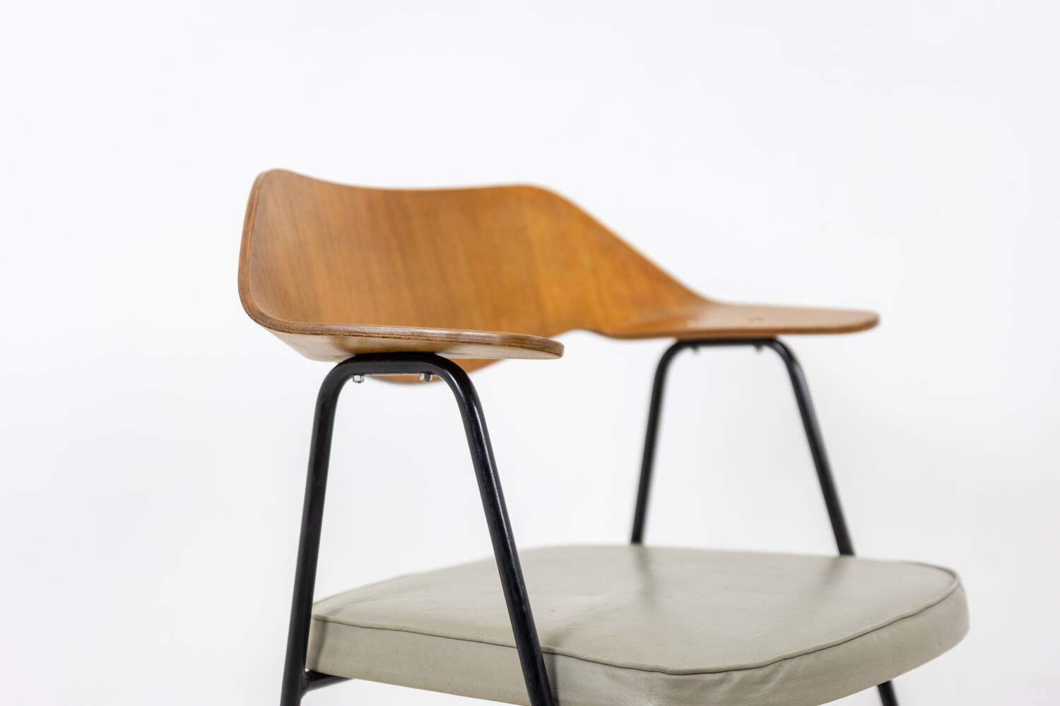Robin Day. Thermoformed wooden office chair. Airborne circa 1950-60