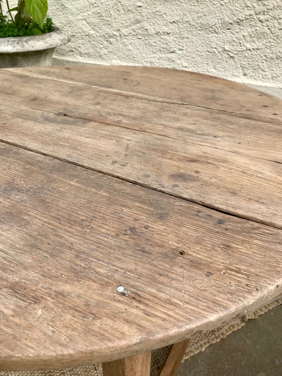 Round coffee table