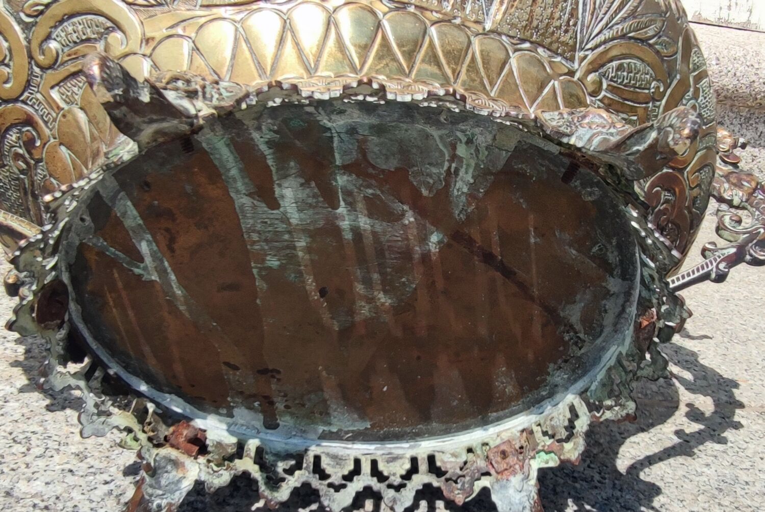 Ancienne jardinière en cuivre décor hindou