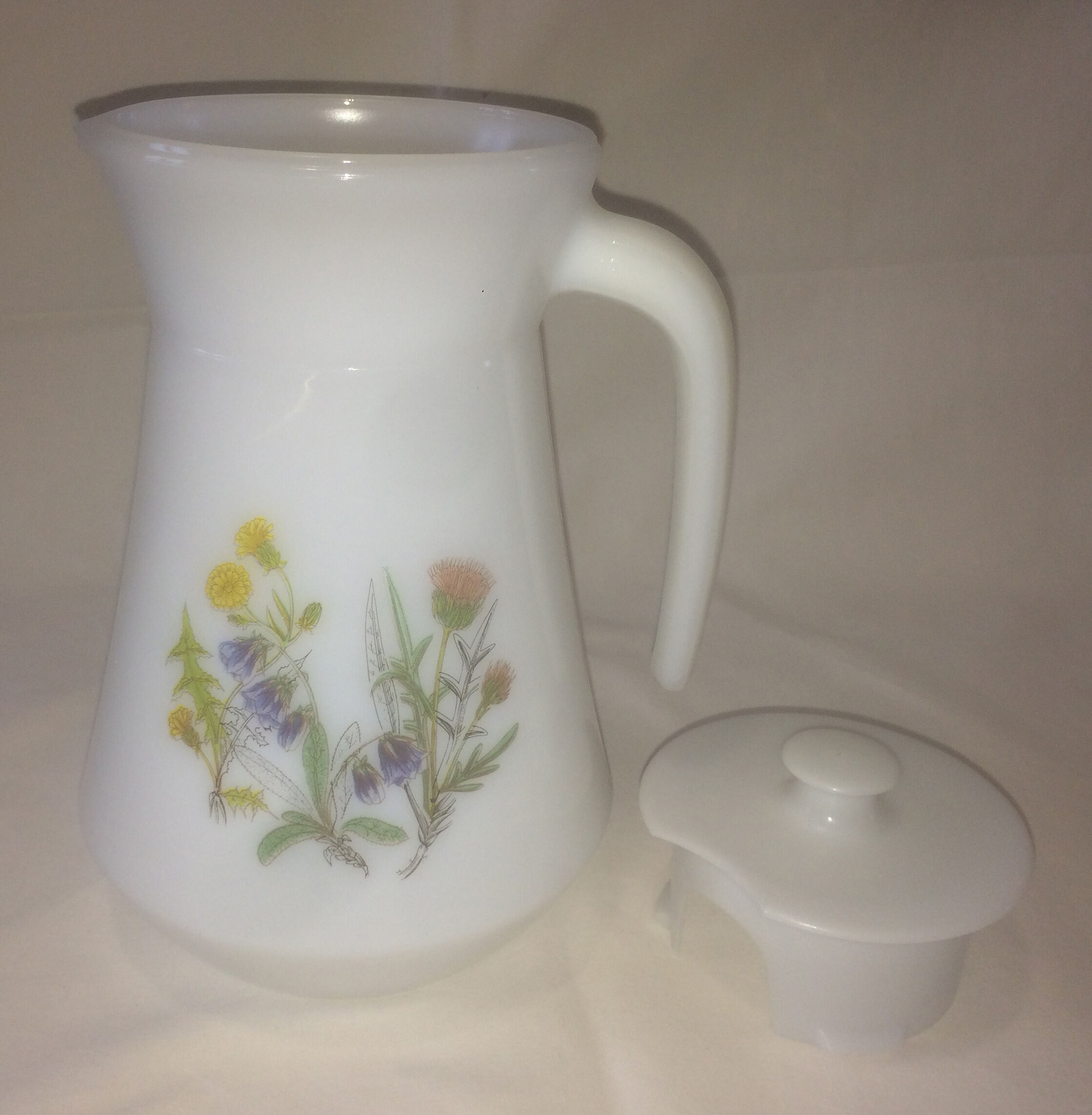Arcopal jug with lid