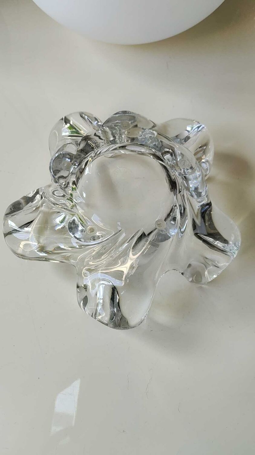 Empty pocket signed Cristallerie de Lorraine, Corolle/floral shape. Polylobed edges with corrugations