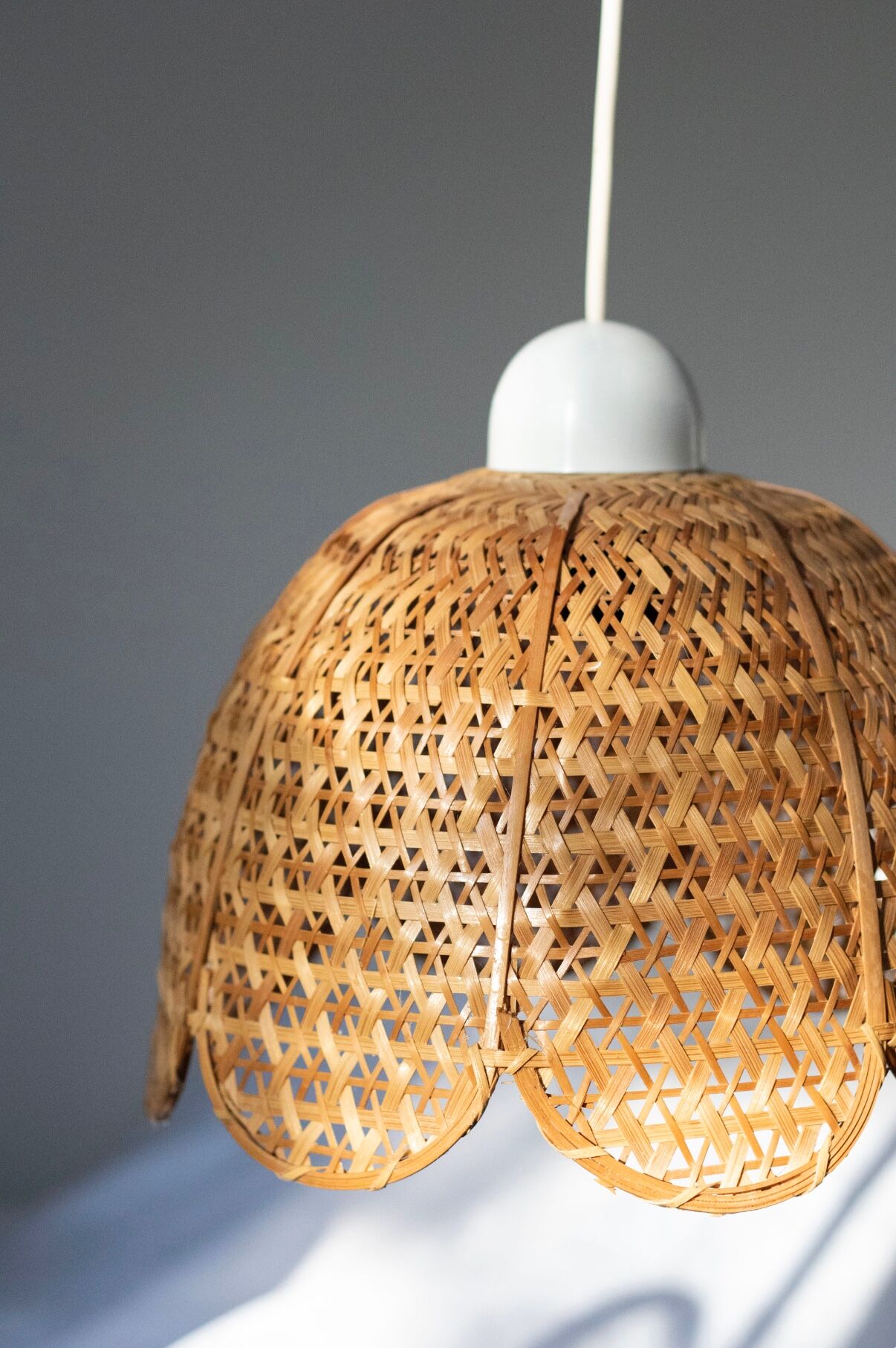 Vintage flower suspension in wicker rattan