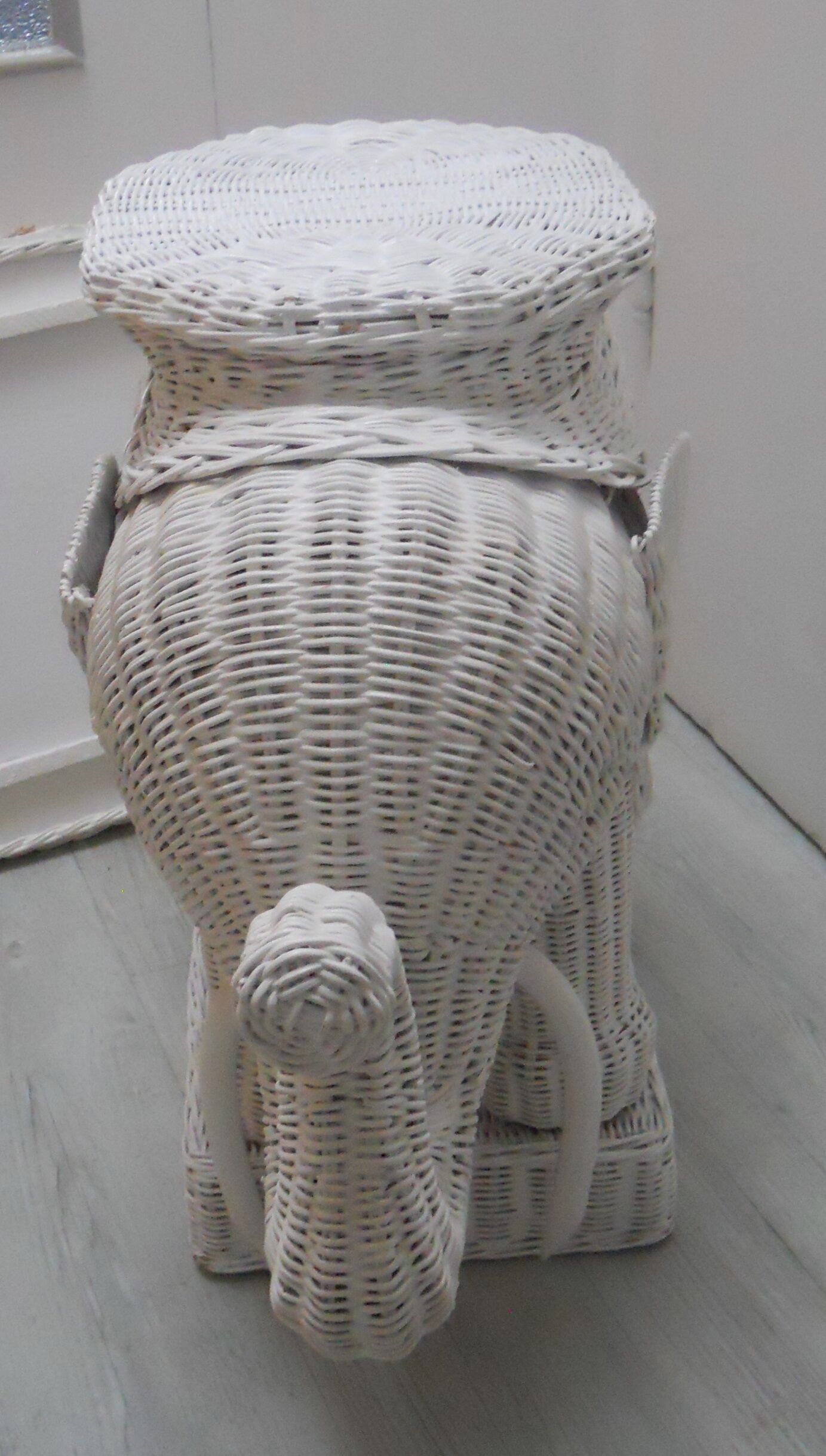 Rattan side table elephant