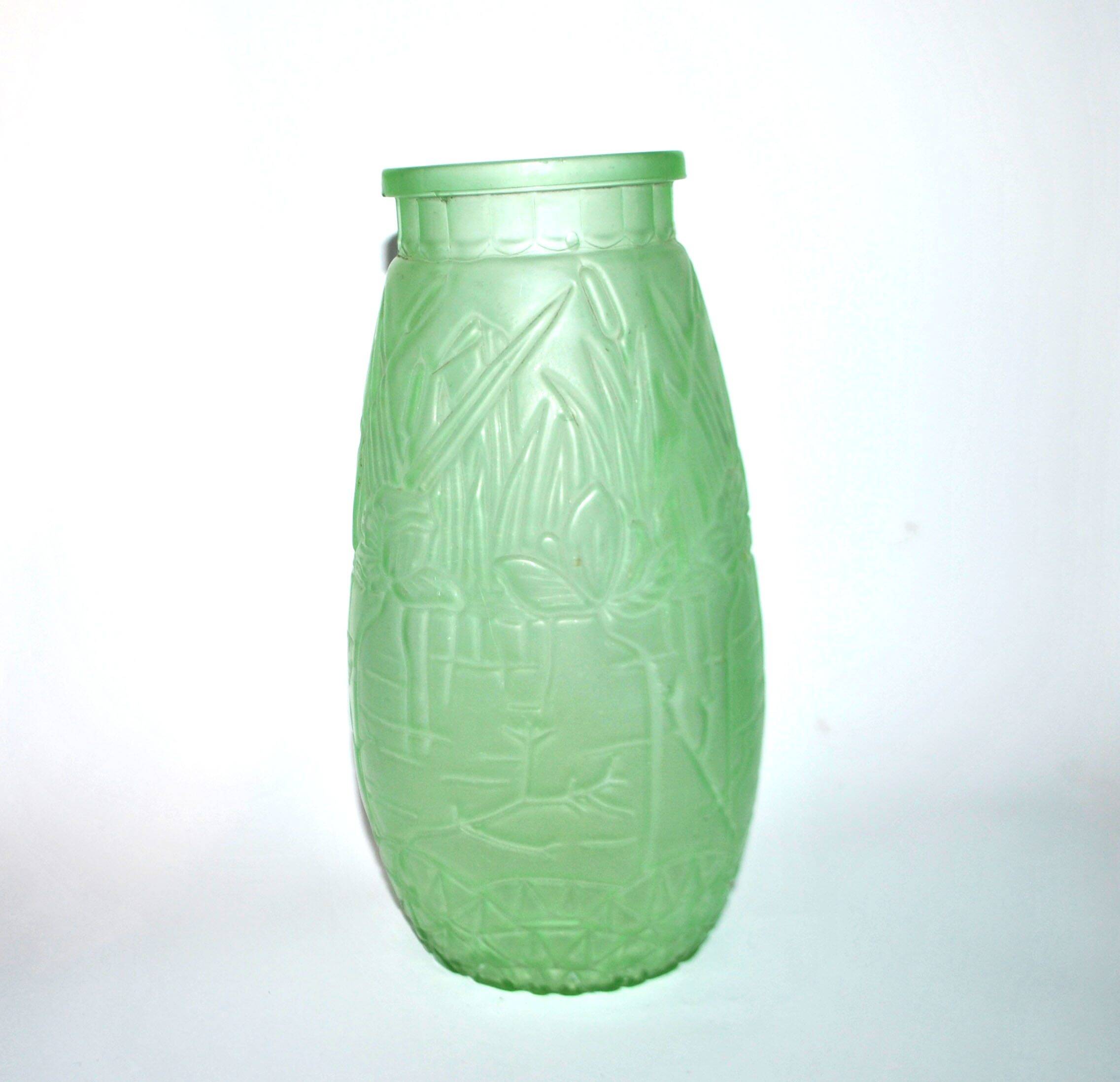 Large art deco vase in uranium-bearing dichroic green glass
