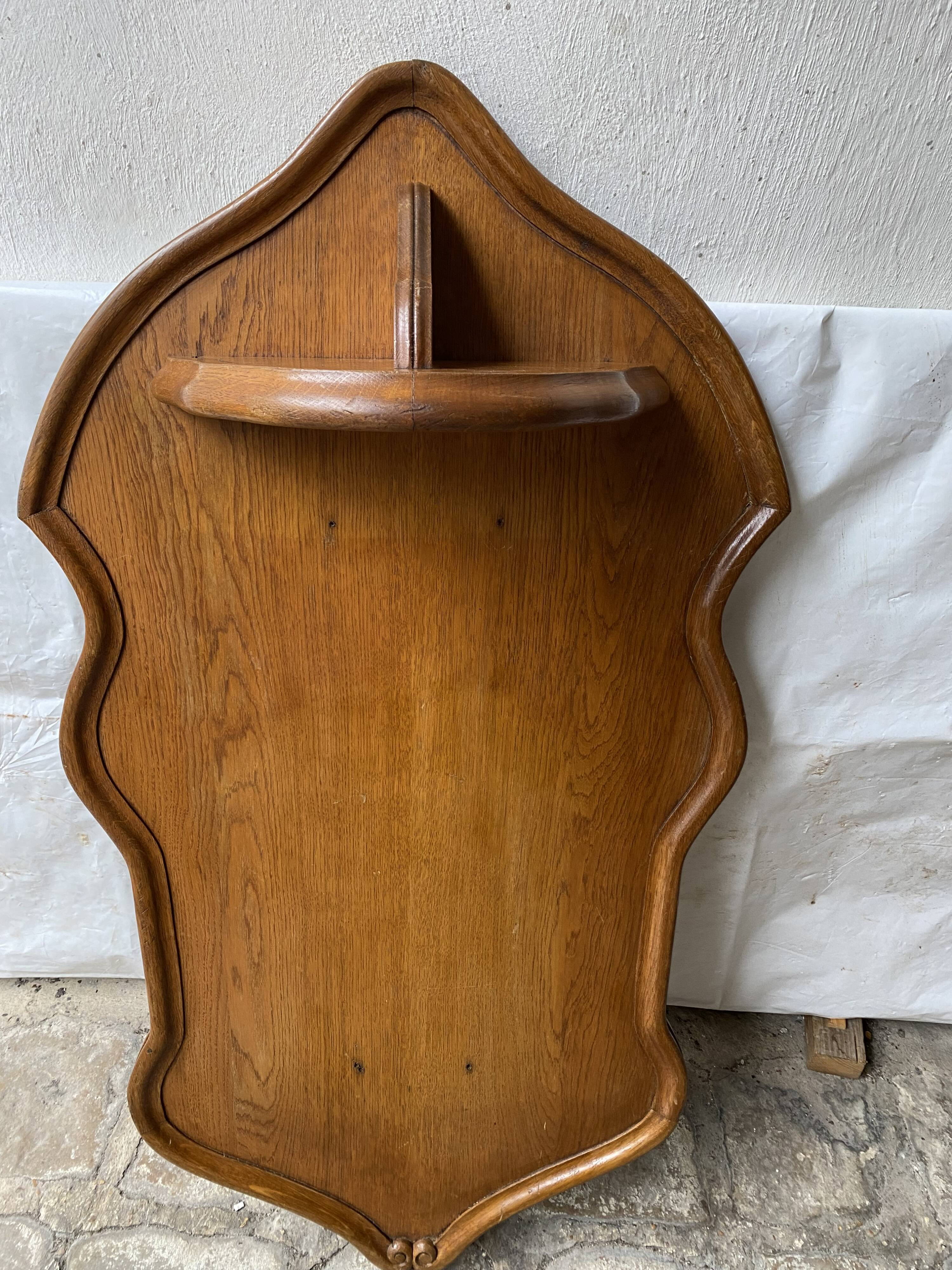 Wall-mounted bracket for statue