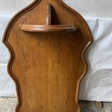 Wall-mounted bracket for statue