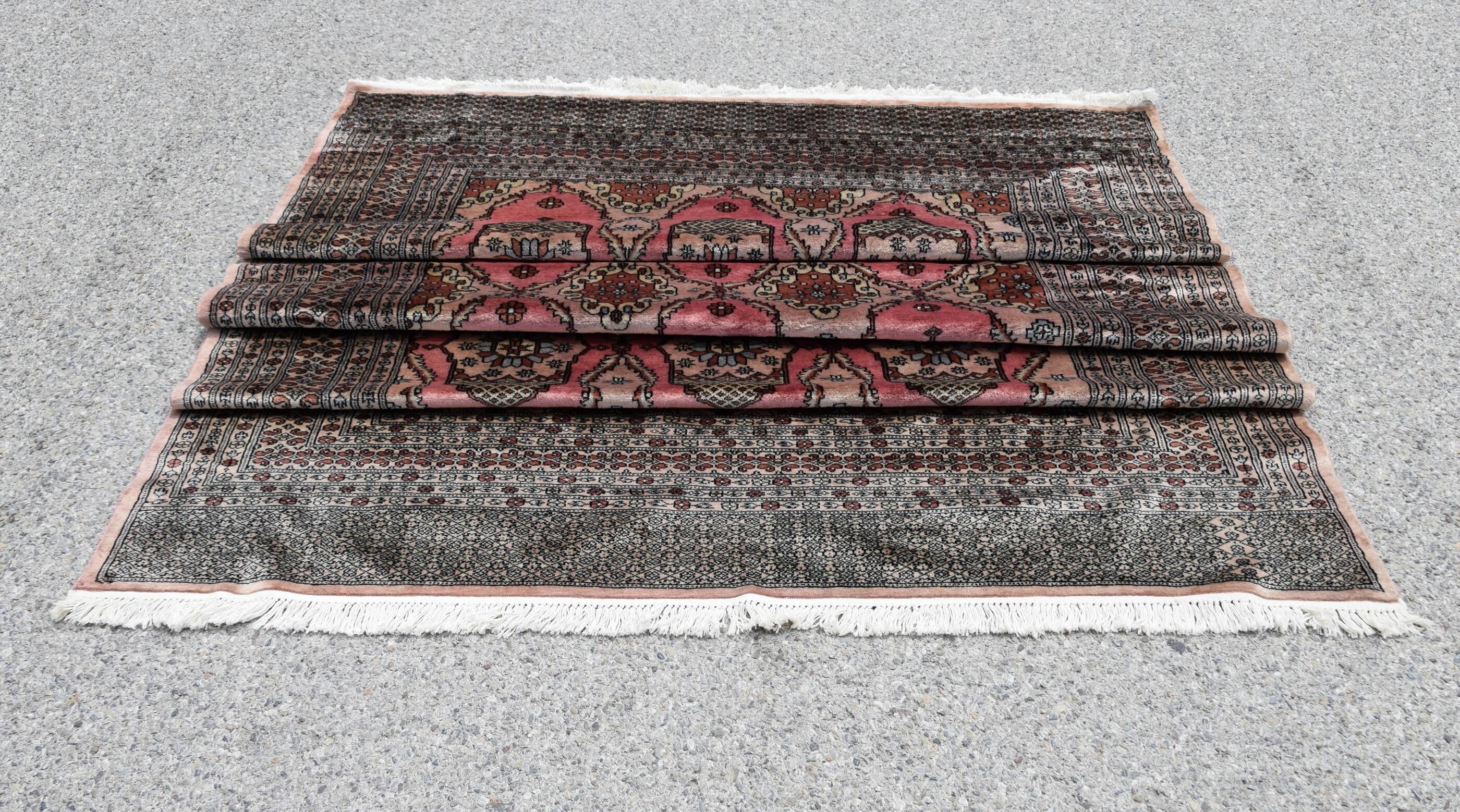 Oriental rug from Pakistan: 1.83 X 2.75 meters. Handmade