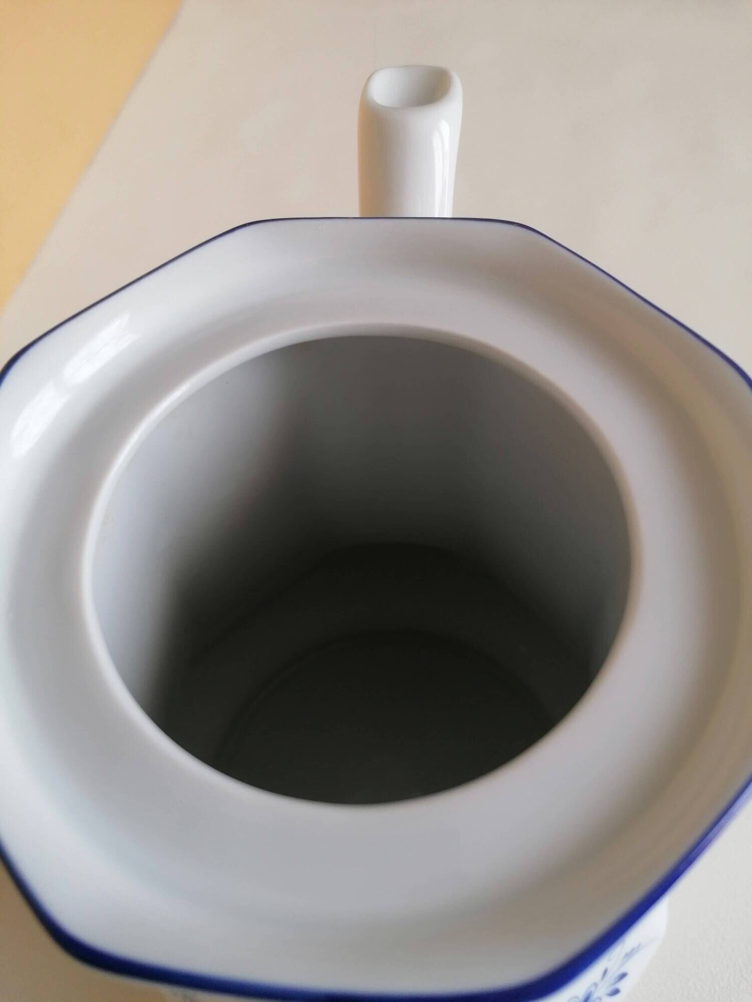 Porcelain teapot Winterling Marktleuthen Bavaria white blue