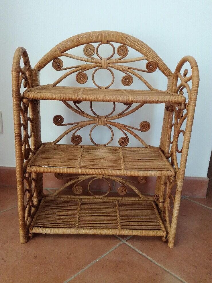 Shelf rattan peacock