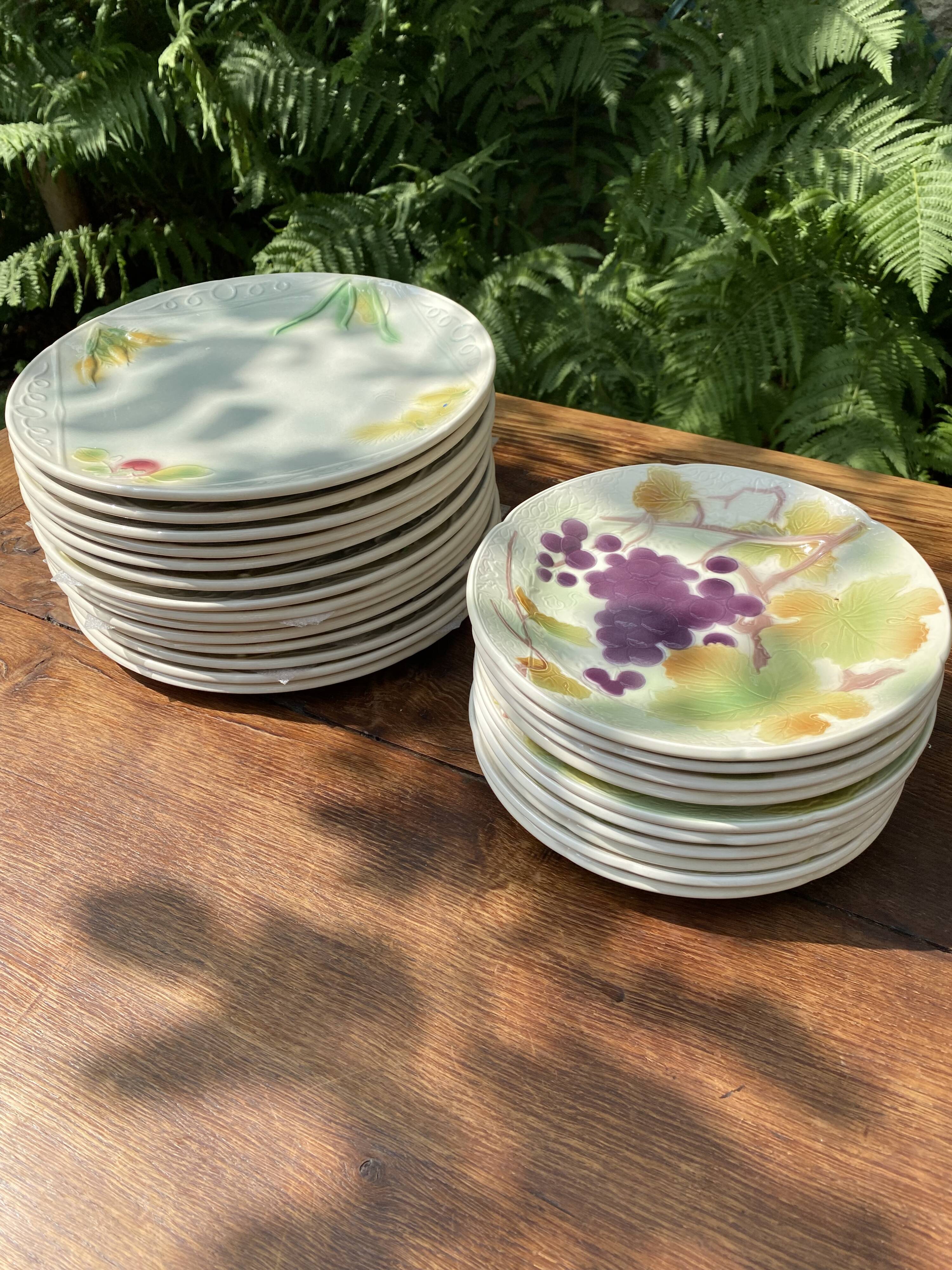 Service 10 plates and 14 sub-plates St Clement