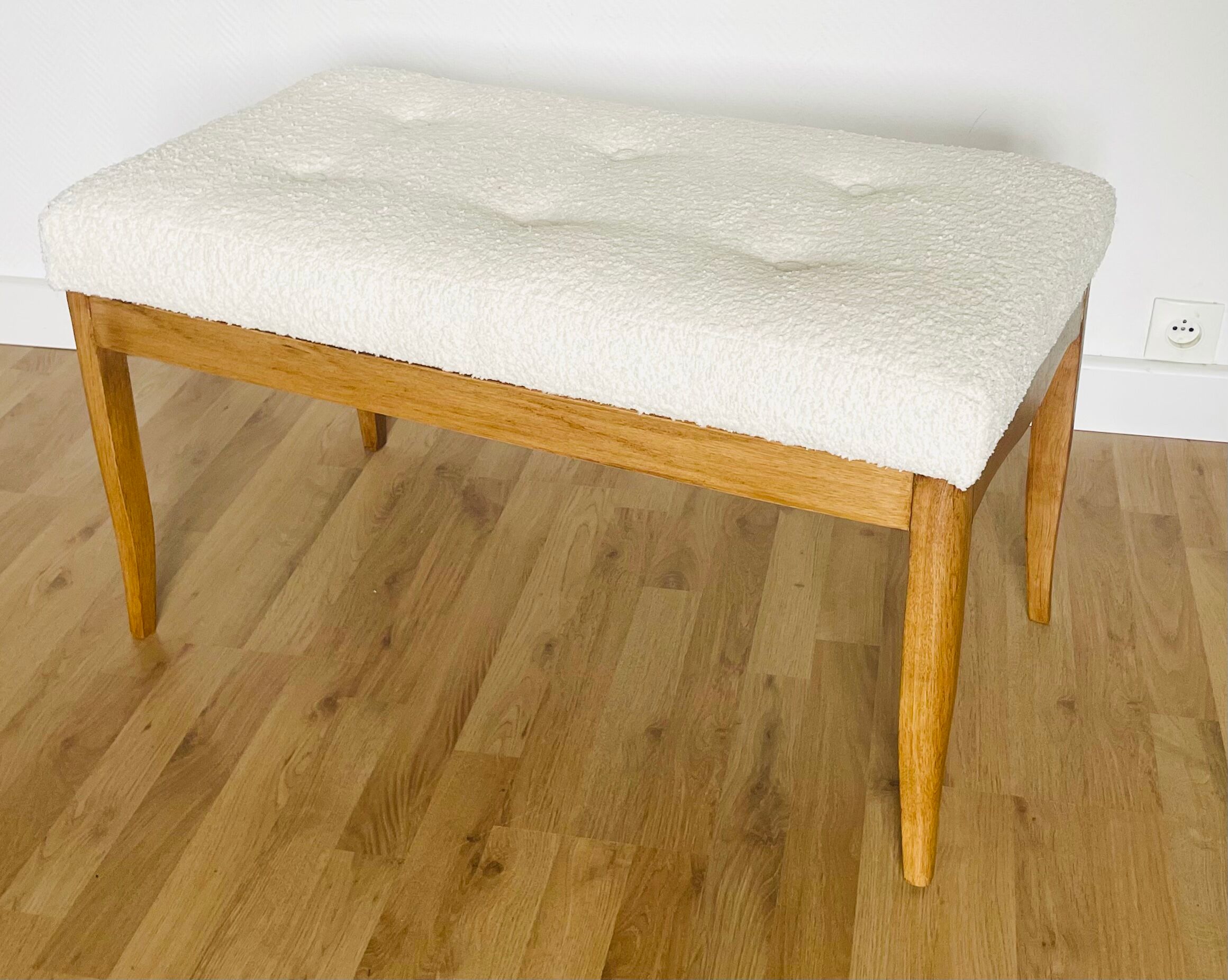 Oak bench, white fabric