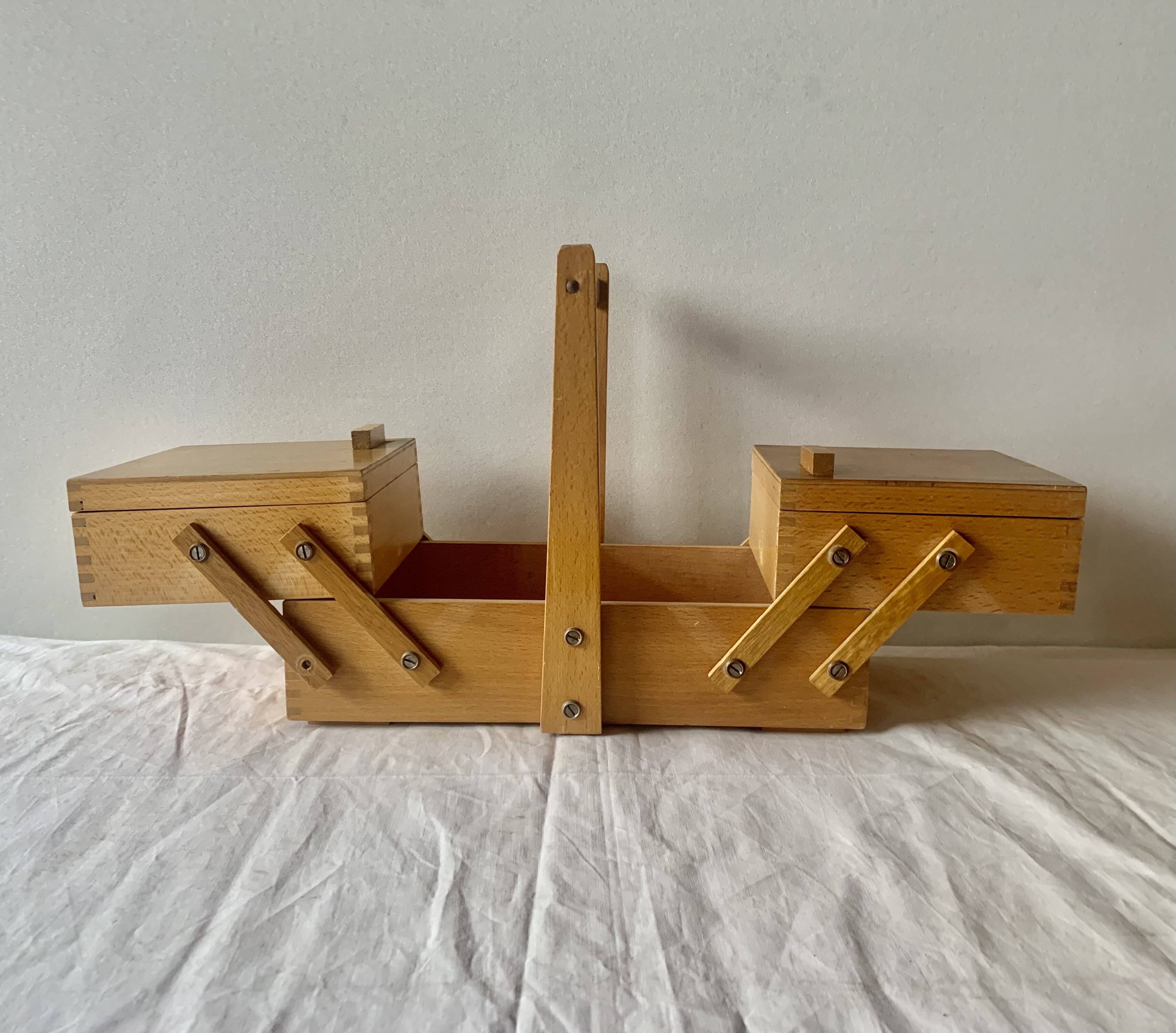 Petite travailleuse en bois vintage