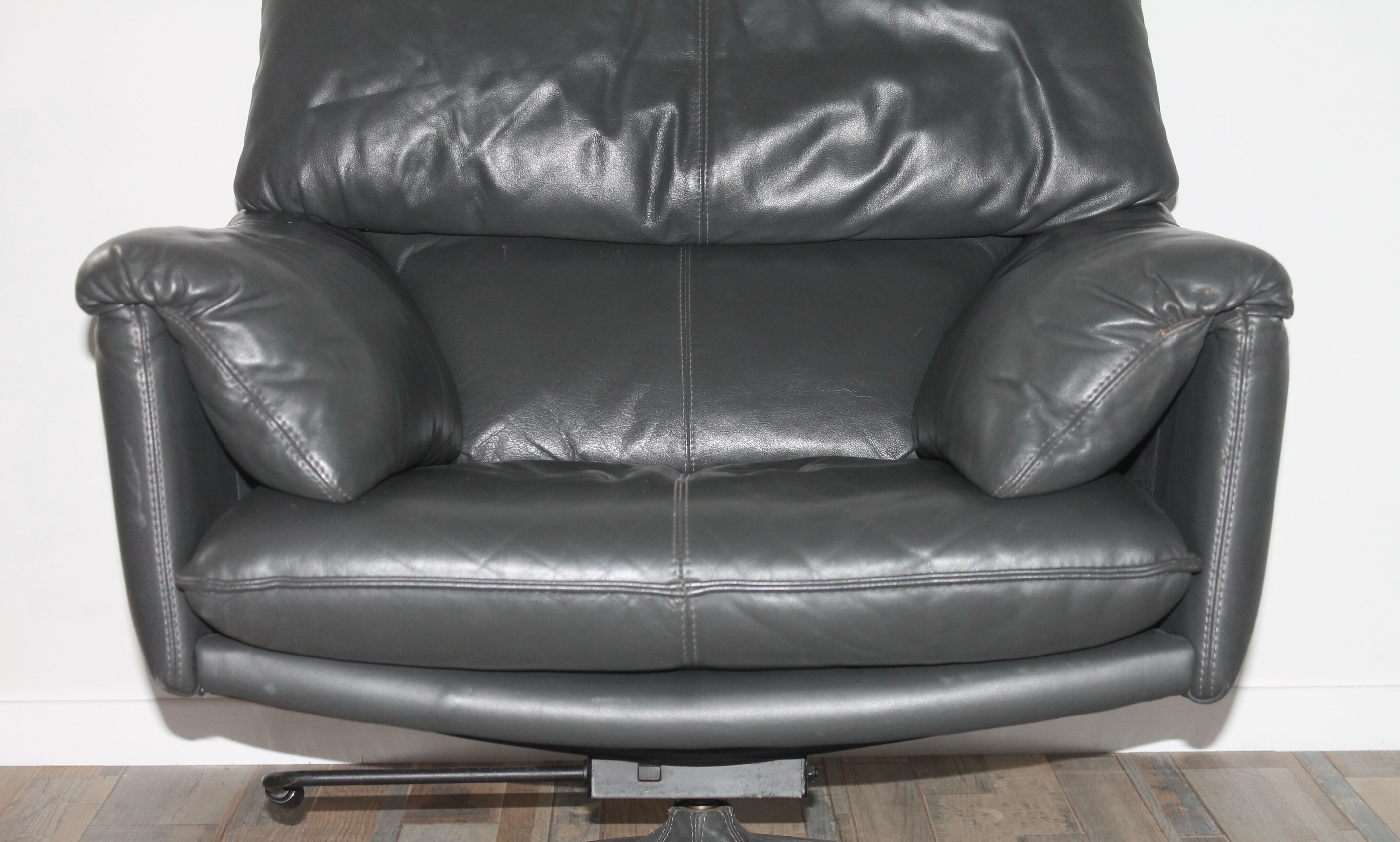 Fauteuil et ottoman cuir Leolux par Axel van Enthoven