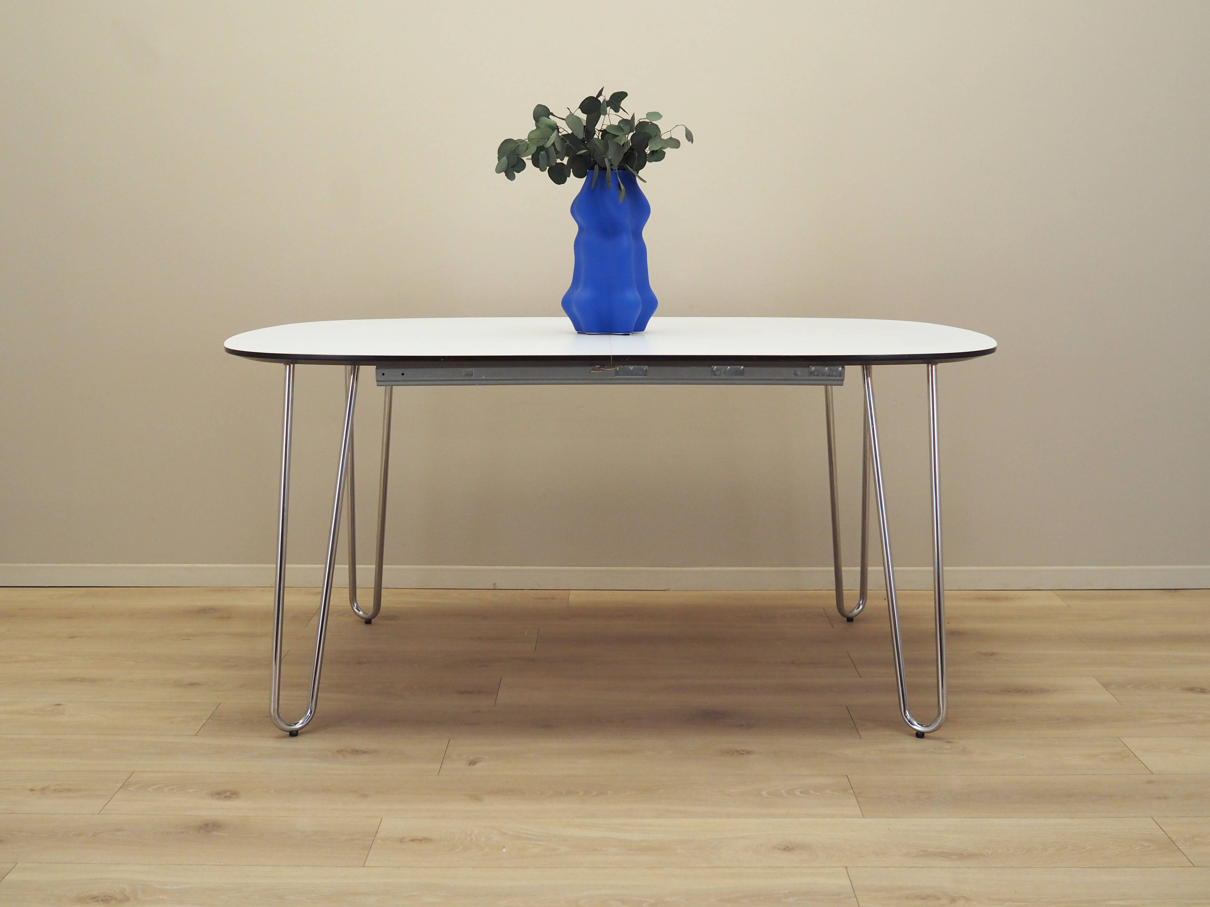 Table blanche, design italien, années 1990, production : Italie
