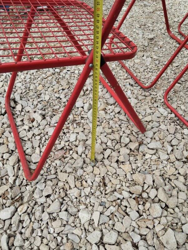 Set of 5 vintage red metal mesh folding chairs, Ted Net style.