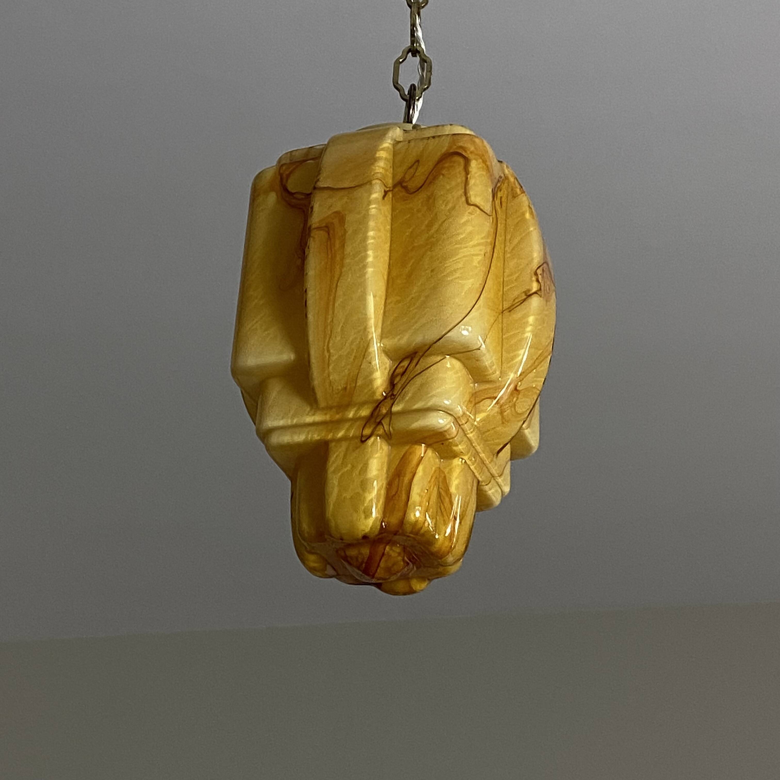 Suspension lustre Art Deco skyscraper in marbled yellow and gold opaline.