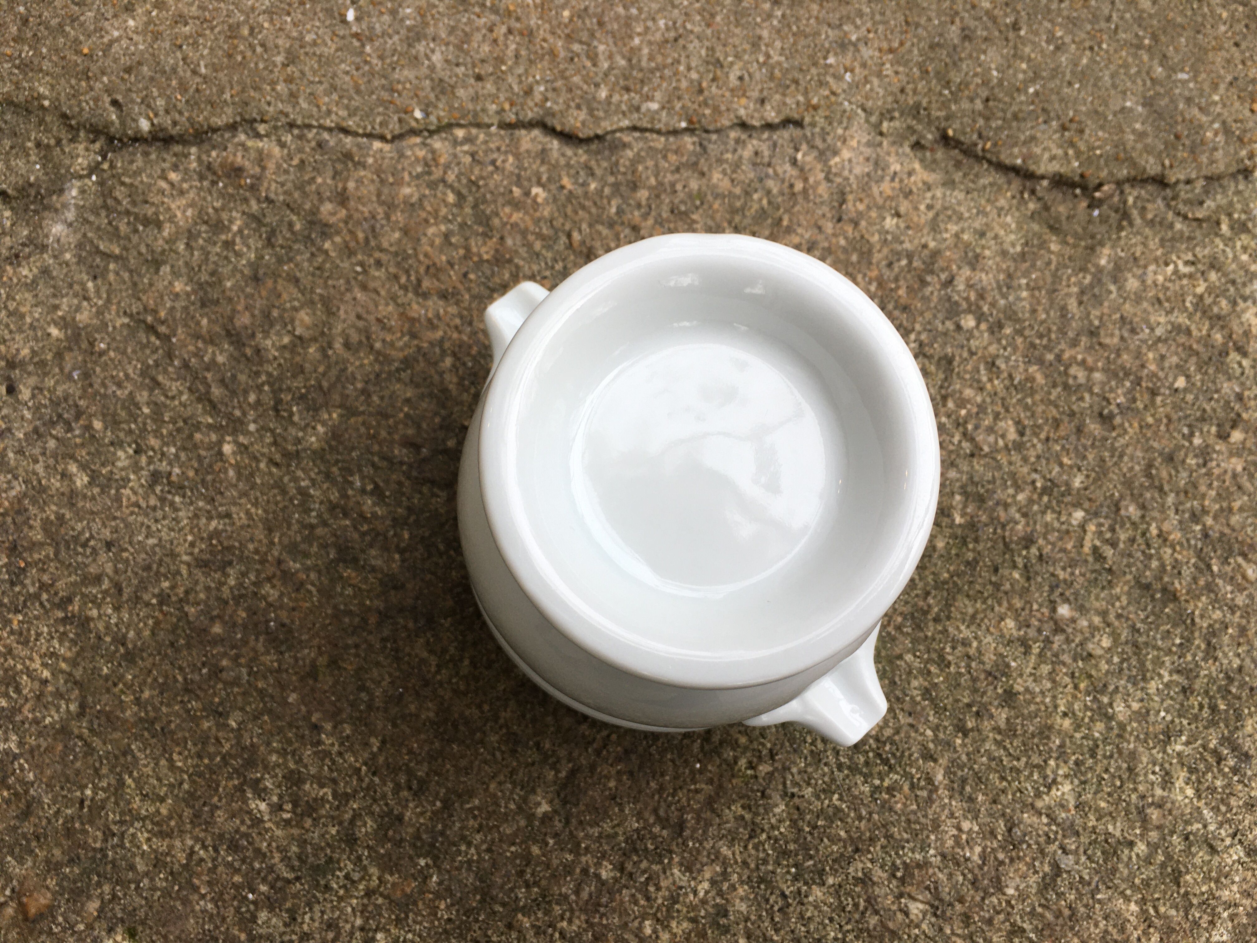 Cache pot moutardier ou saucière en porcelaine blanche