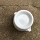 Cache pot moutardier ou saucière en porcelaine blanche
