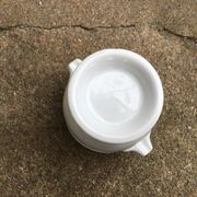 Cache pot moutardier ou saucière en porcelaine blanche