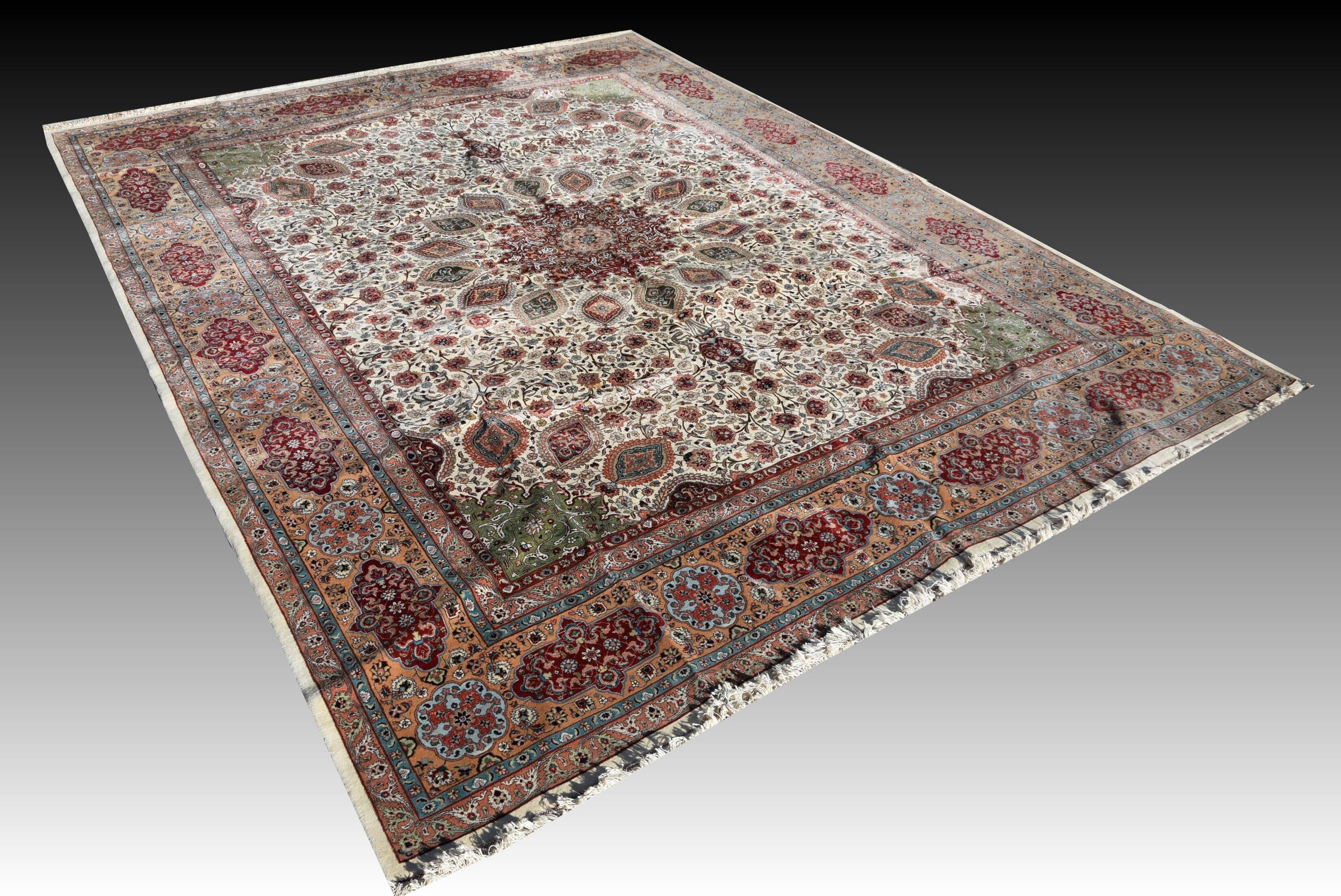Magnificent Persian carpet from Tabriz, Iran, made of wool and silk: 435 x 350 cm.