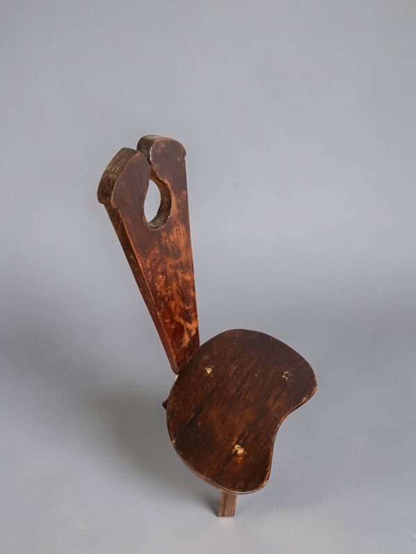 Lot de 3 chaises tripodes brutalistes, assise rognon, bois massif